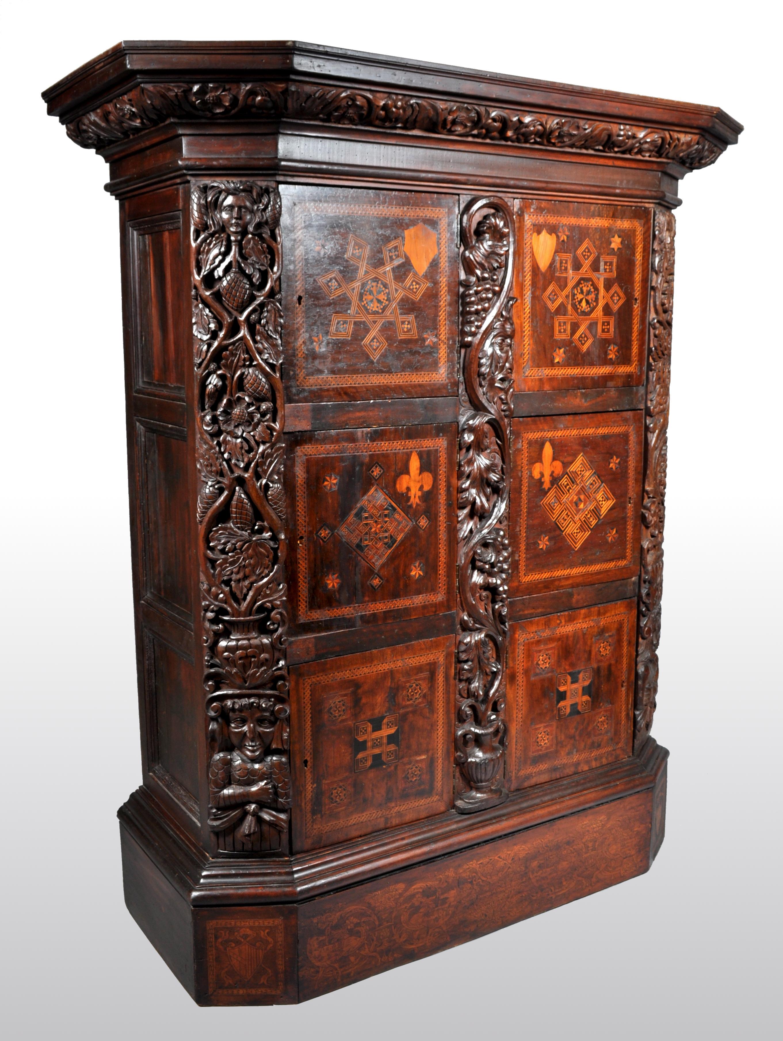 Ancienne armoire à manuscrits royale flamande / hollandaise en marqueterie de noyer, vers 1680. Le meuble possède une corniche à gradins avec une frise sculptée de vignes fruitières. Au-dessous se trouvent six portes finement incrustées de motifs