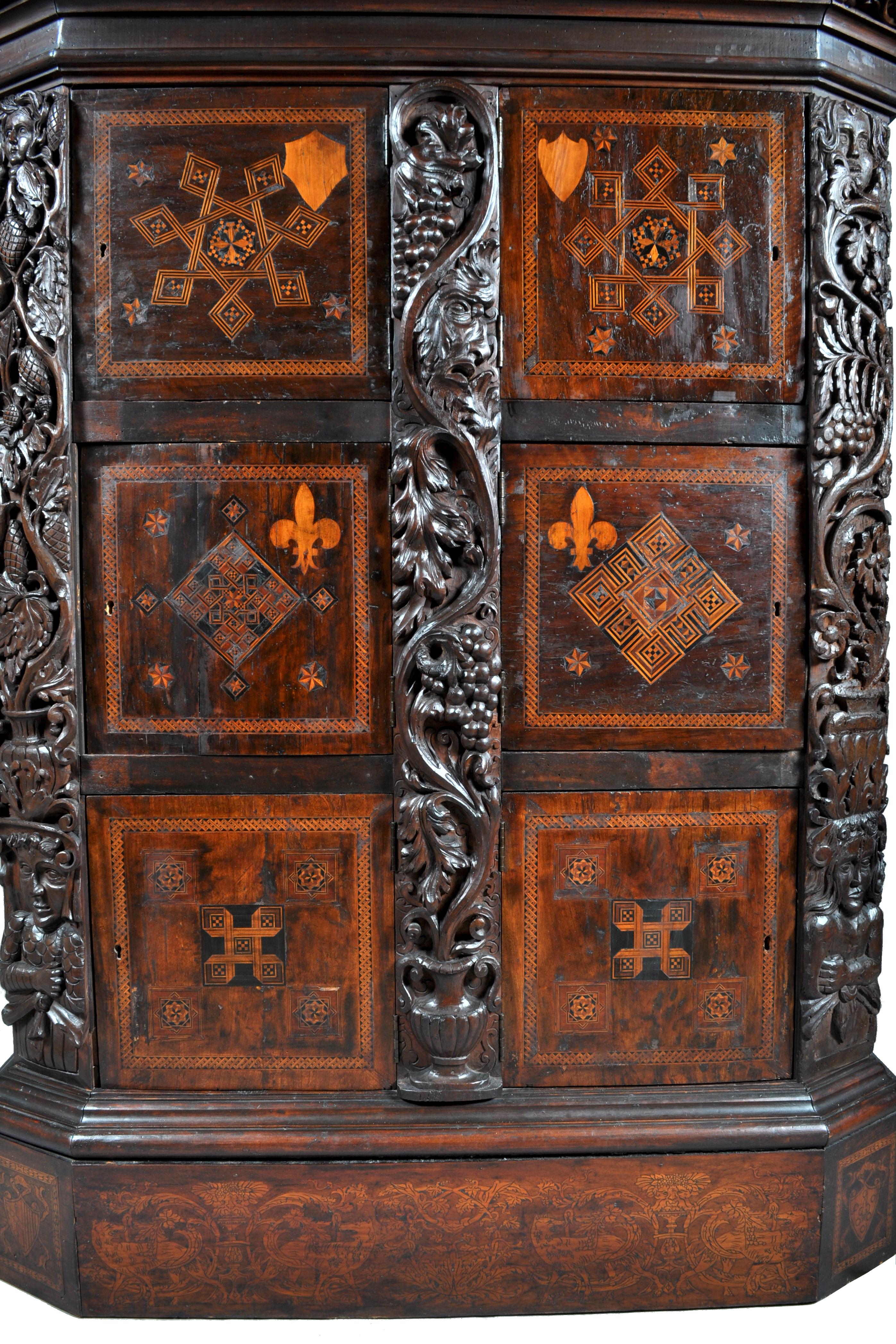 Noyer Antique Cabinet de Manuscrit Royal Flamand / Hollandais en marqueterie de noyer:: vers 1680 en vente