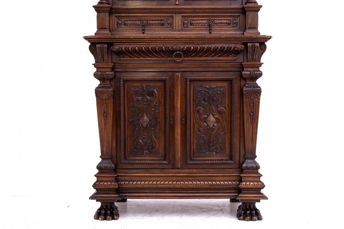 Schrank, Frankreich, um 1880.

Sehr guter Zustand.

Holz: Walnuss

Abmessungen: Höhe 200 cm Breite 100 cm Tiefe 47 cm
