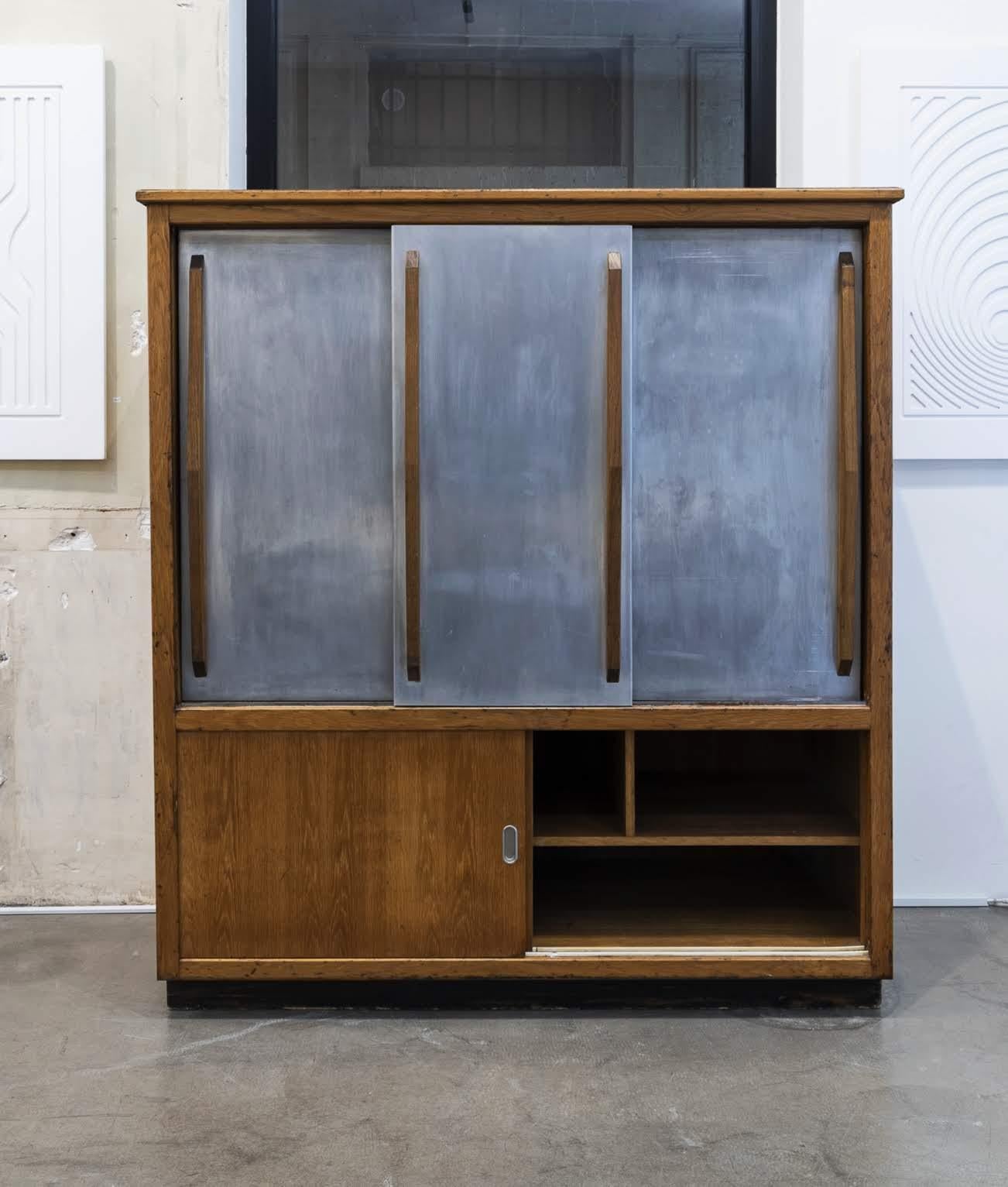 Cabinet de 1950 rappelant les œuvres de Charlotte Perriand, Jean Prouvé et Le Corbusier État moyen - En vente à Paris, FR