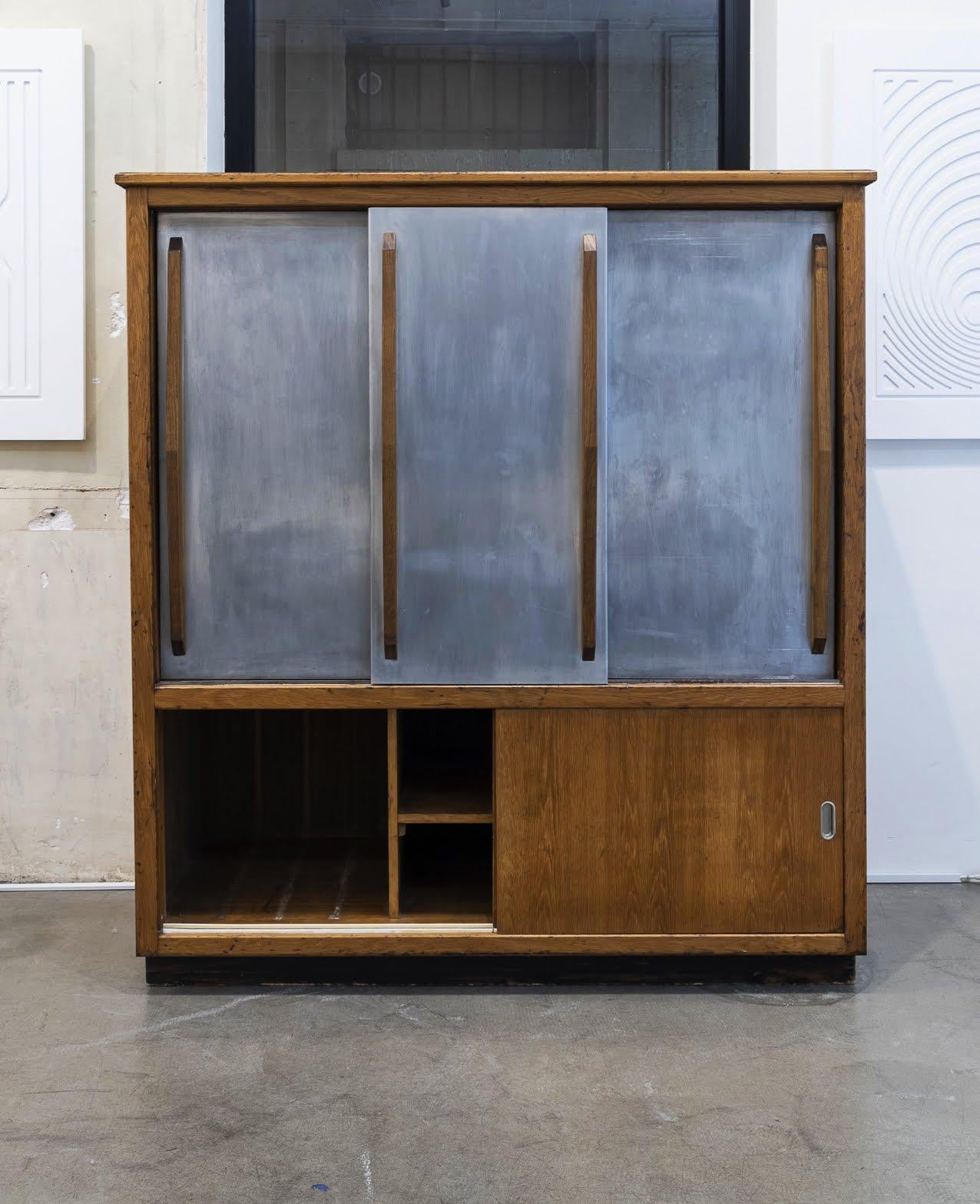 20ième siècle Cabinet de 1950 rappelant les œuvres de Charlotte Perriand, Jean Prouvé et Le Corbusier en vente