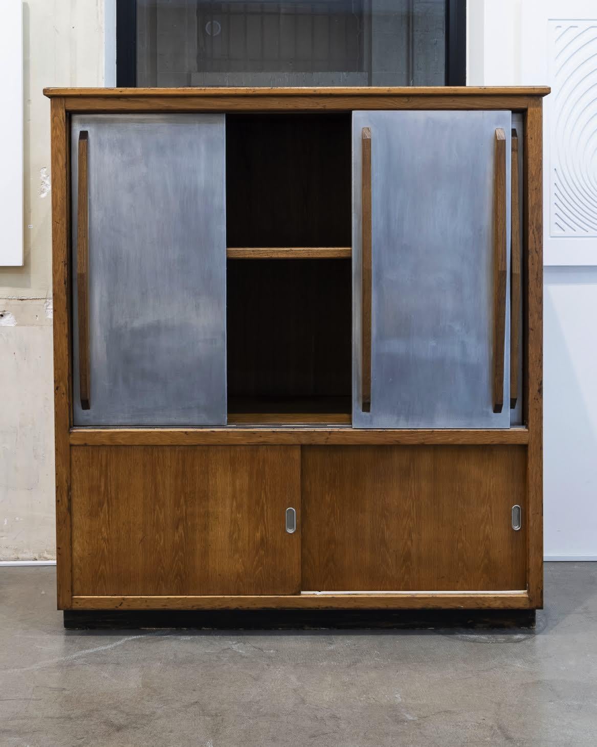 Aluminium Cabinet de 1950 rappelant les œuvres de Charlotte Perriand, Jean Prouvé et Le Corbusier en vente