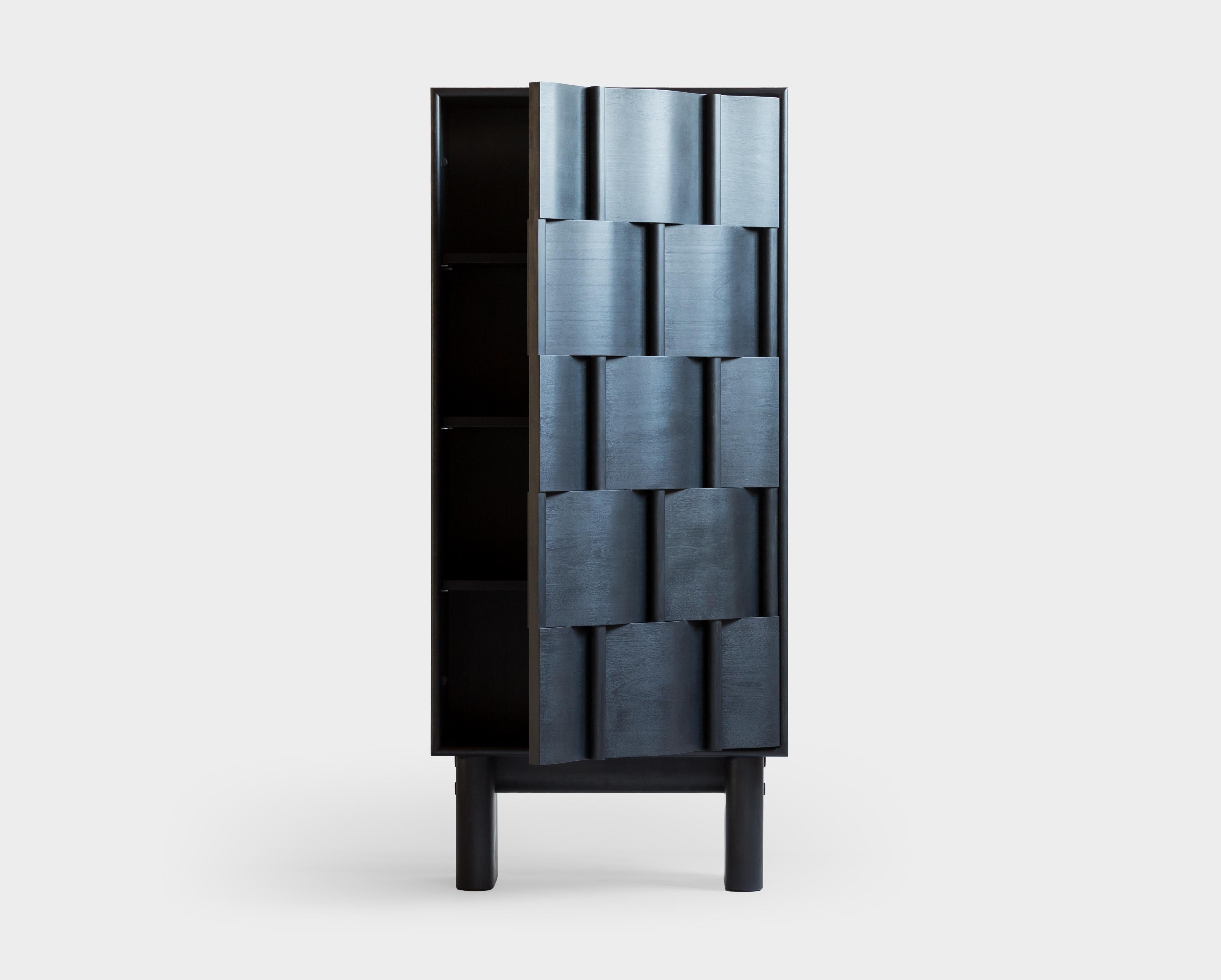 Scandinave moderne Armoire de Ringvide, cadre tissé haut, bois de bouleau, huile noire. Scandinave en vente