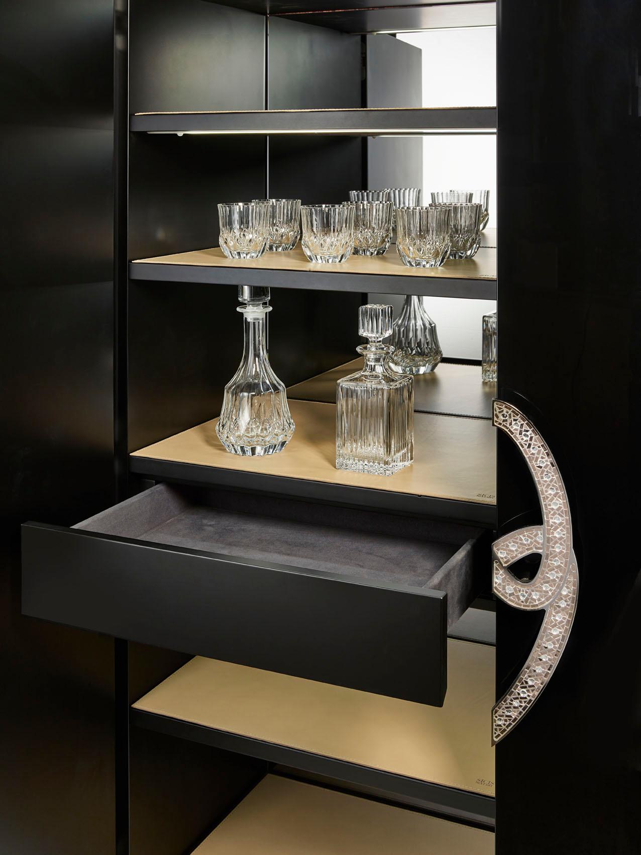 Armoire Laque brillante Poignée de porte Finition chromée Décorée avec Micromosaïque Neuf - En vente à London, GB