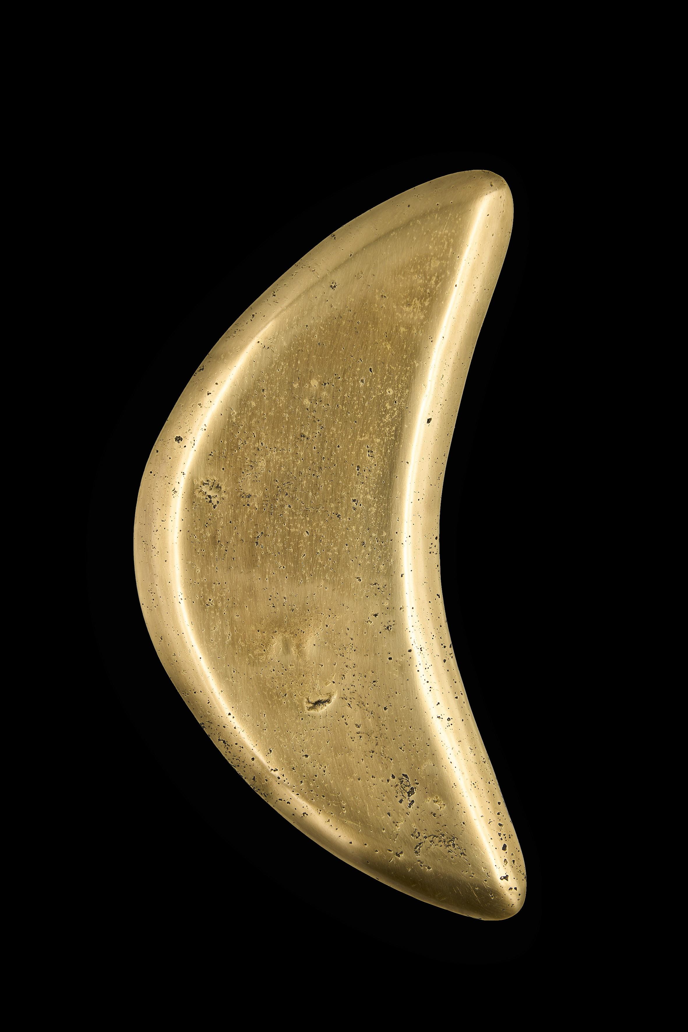 Ispirata alla delicata curva di una mezzaluna, la maniglia per mobile PT/LE/02/16cm è una creazione organica della collezione Open Manifest. Interamente realizzato a mano nel nostro laboratorio, ogni pezzo è fuso in ottone massiccio, mettendo in