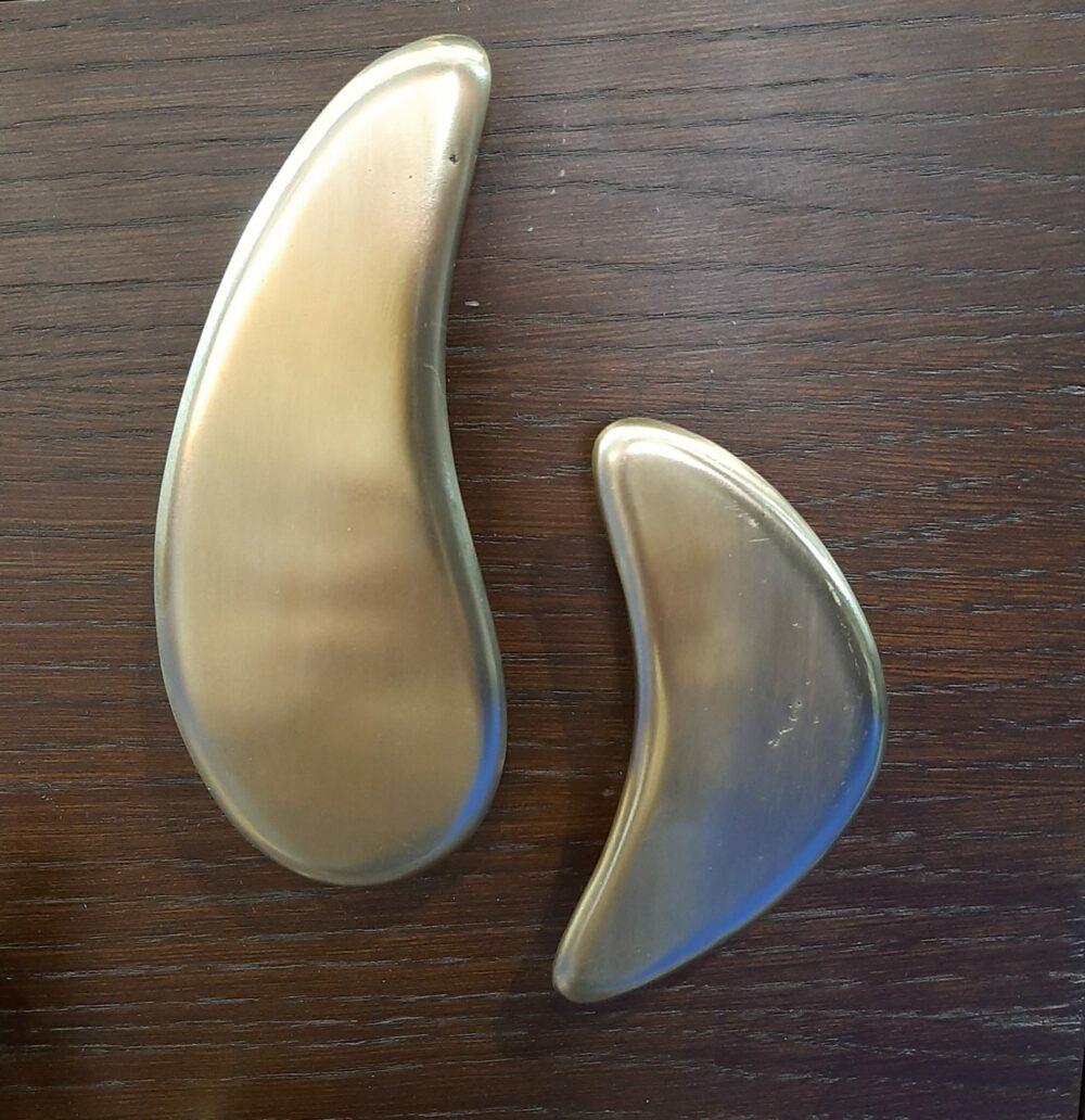 Fatto a mano Maniglia per mobile PT/LE/02/16cm: un design minimalista e organico in ottone in vendita