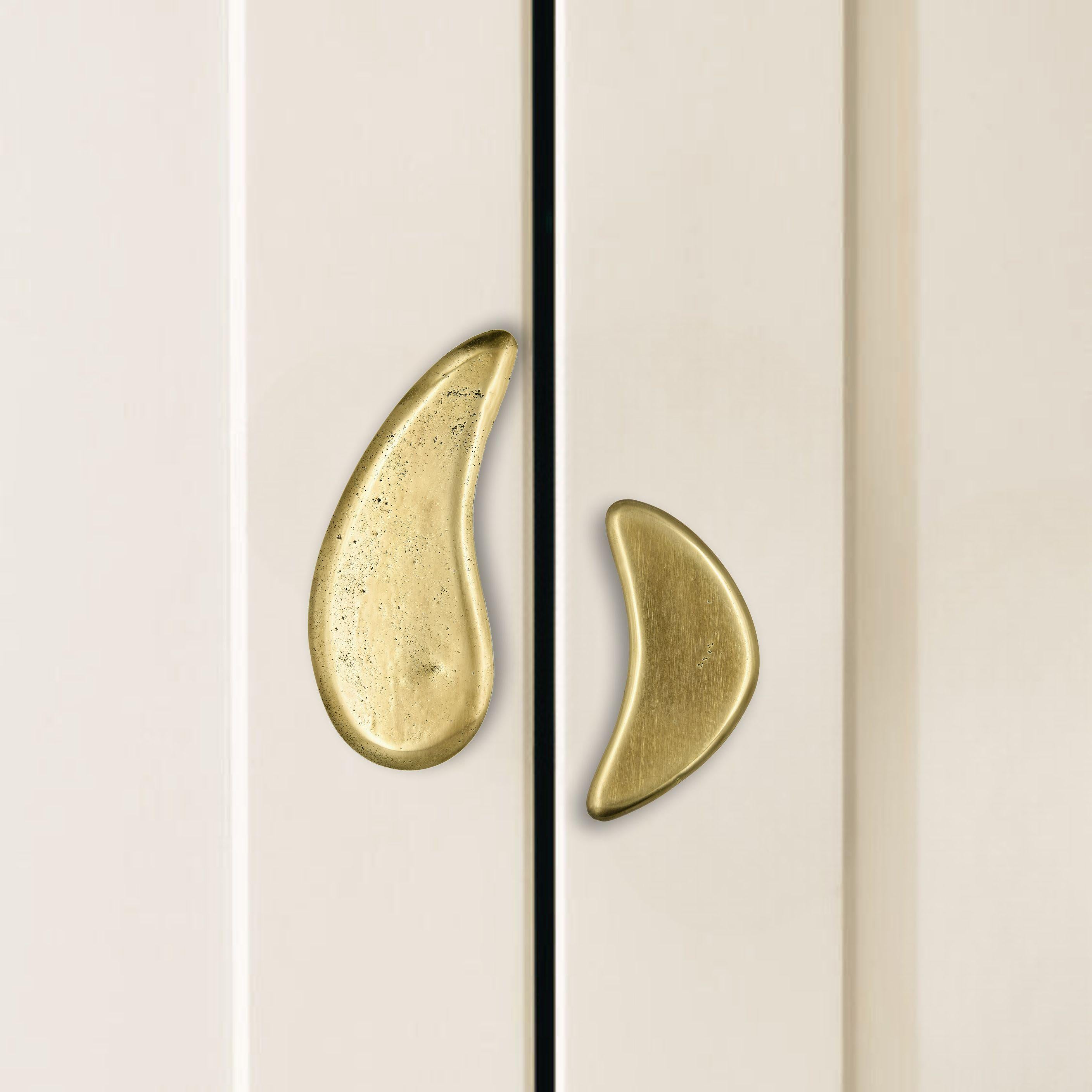 Maniglia per mobile PT/LE/02/16cm: un design minimalista e organico in ottone In condizioni Nuovo in vendita a Marrakech, MA