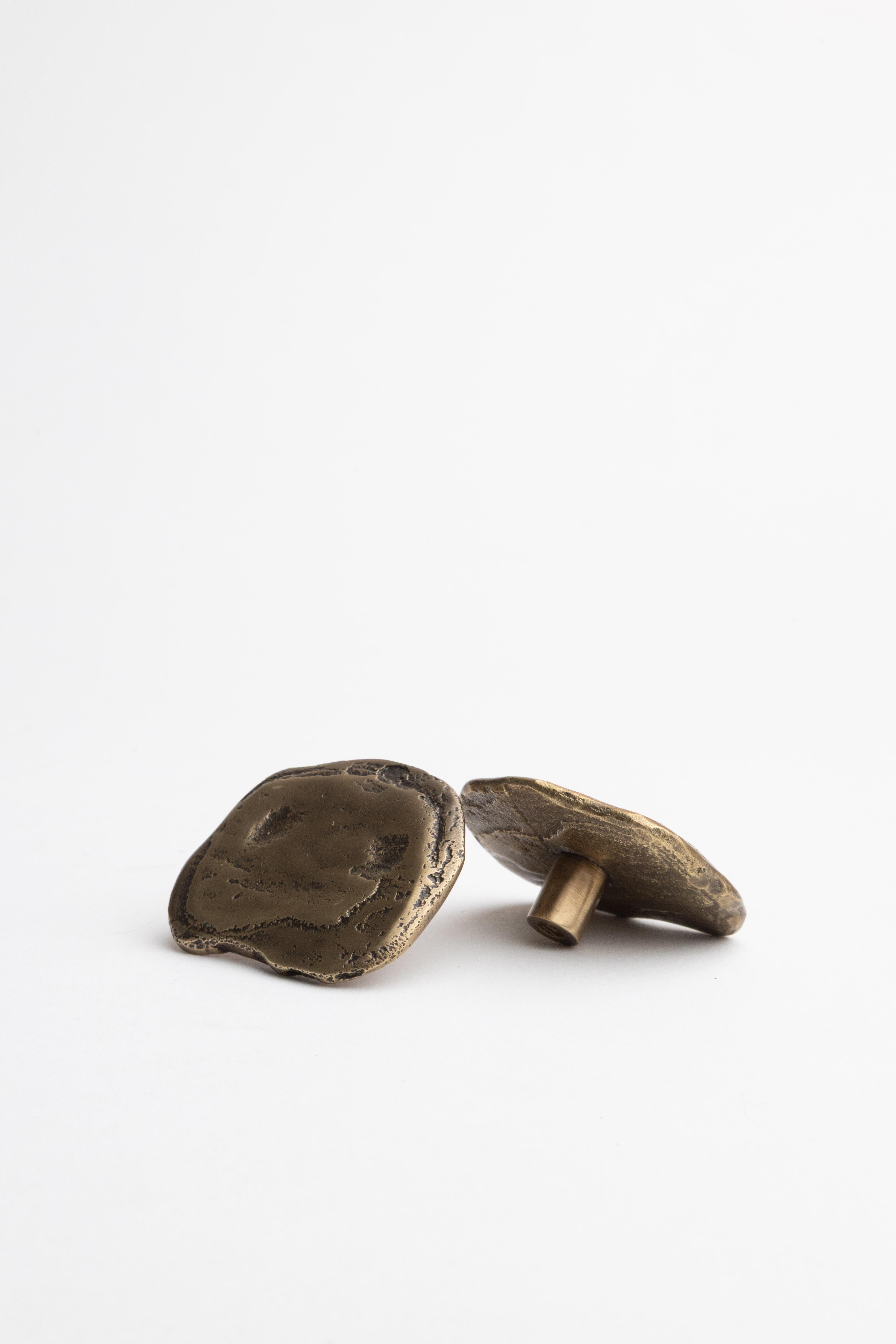 Maniglia per mobile in fusione di ottone: forma libera, texture minerale  6.5 x 5.5 cm in vendita 1