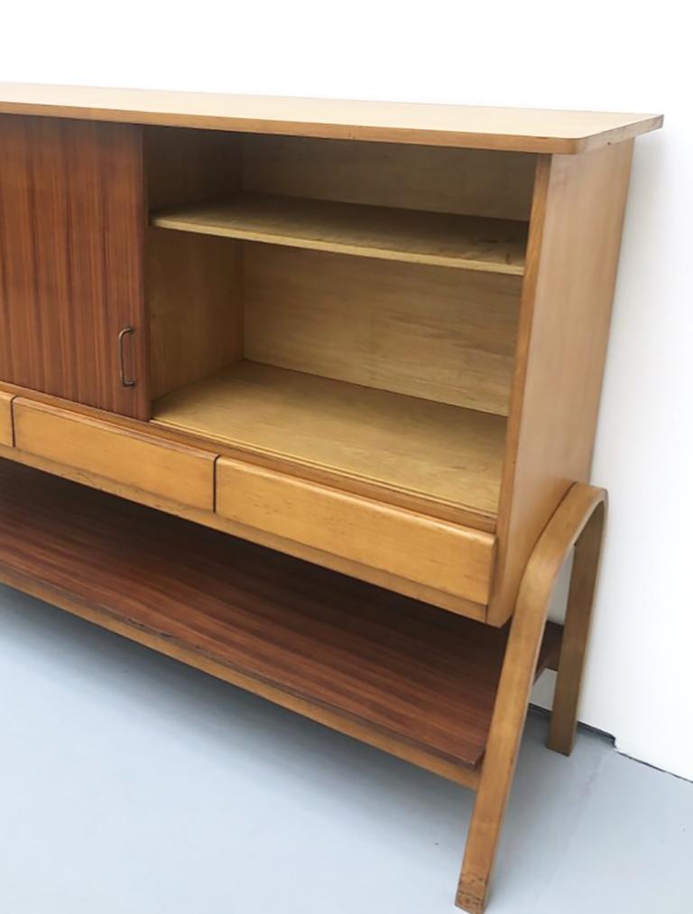 Cabinet en frêne et acajou de Joseph André Motte, groupe 4, Charon, 1954 Bon état - En vente à PARIS, FR