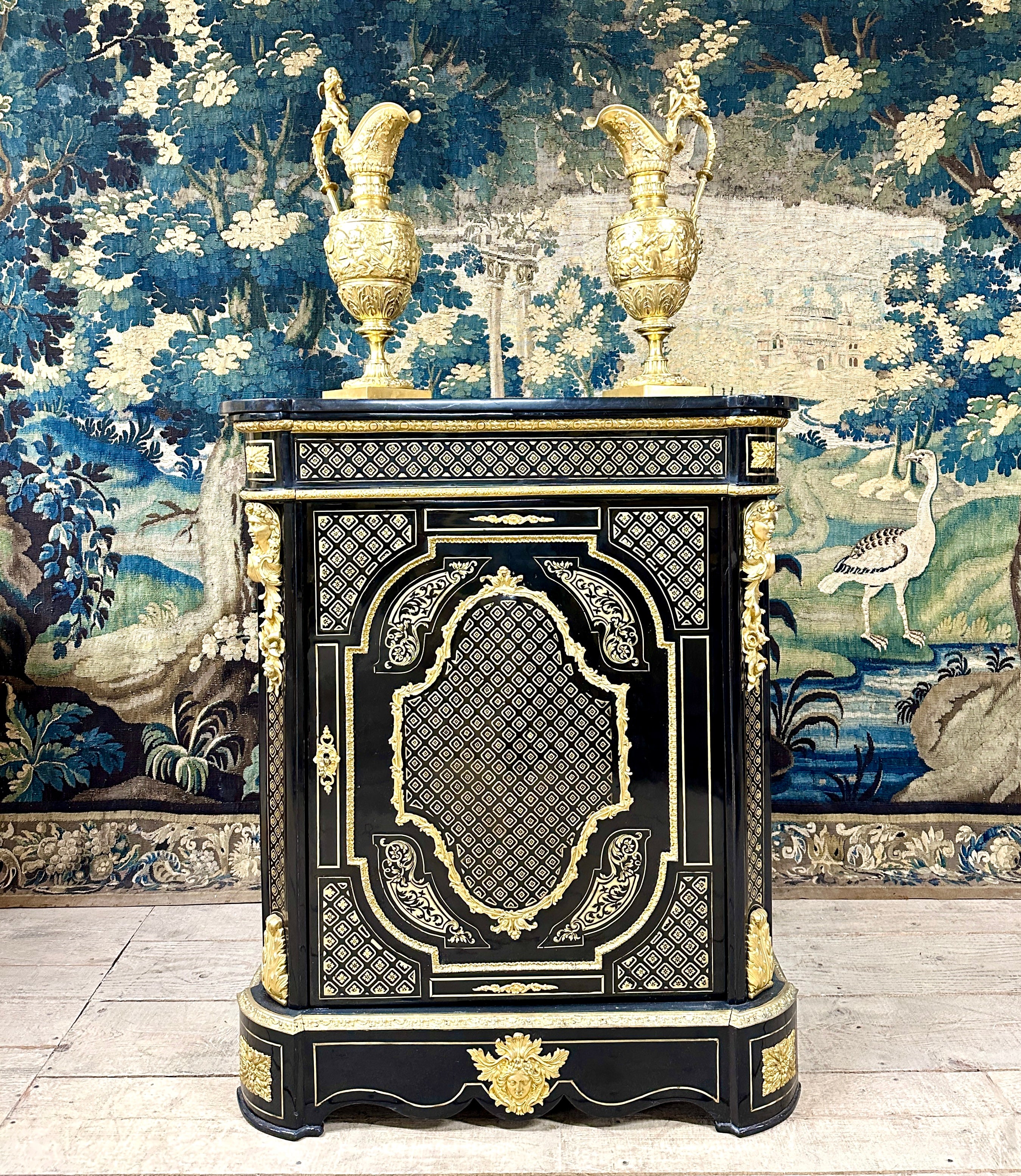 Meuble d'appui en marqueterie d'époque Napoléon III. Il est réalisé en bois noirci avec des incrustations de laiton en filet, marqueterie à la reine et marqueterie Boulle. Le panneau central est bombé et s'inscrit dans un cadre de bronze ciselé et