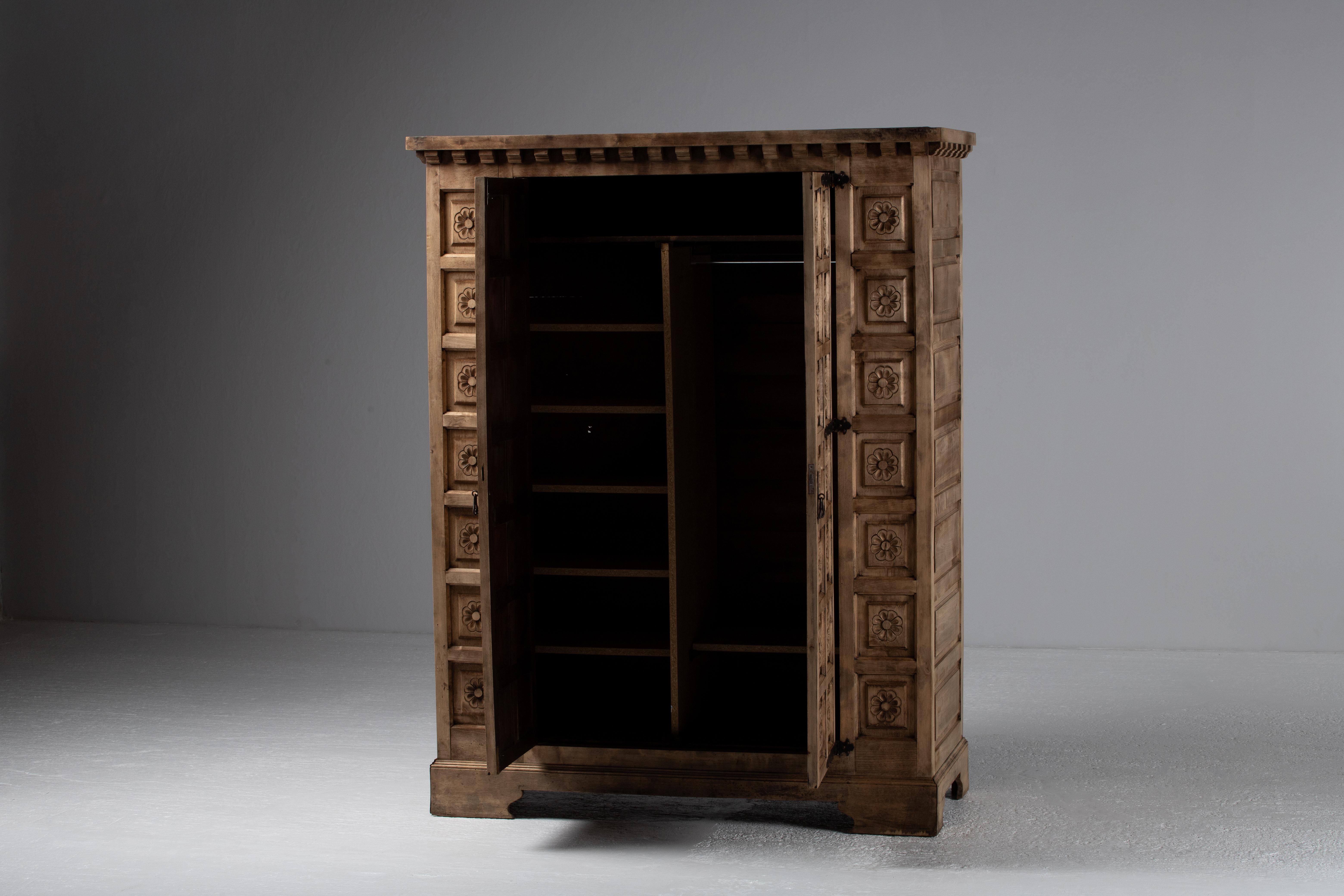 Coloniale spagnolo Cabinet in Carved Oak, Spain, 1940 in vendita