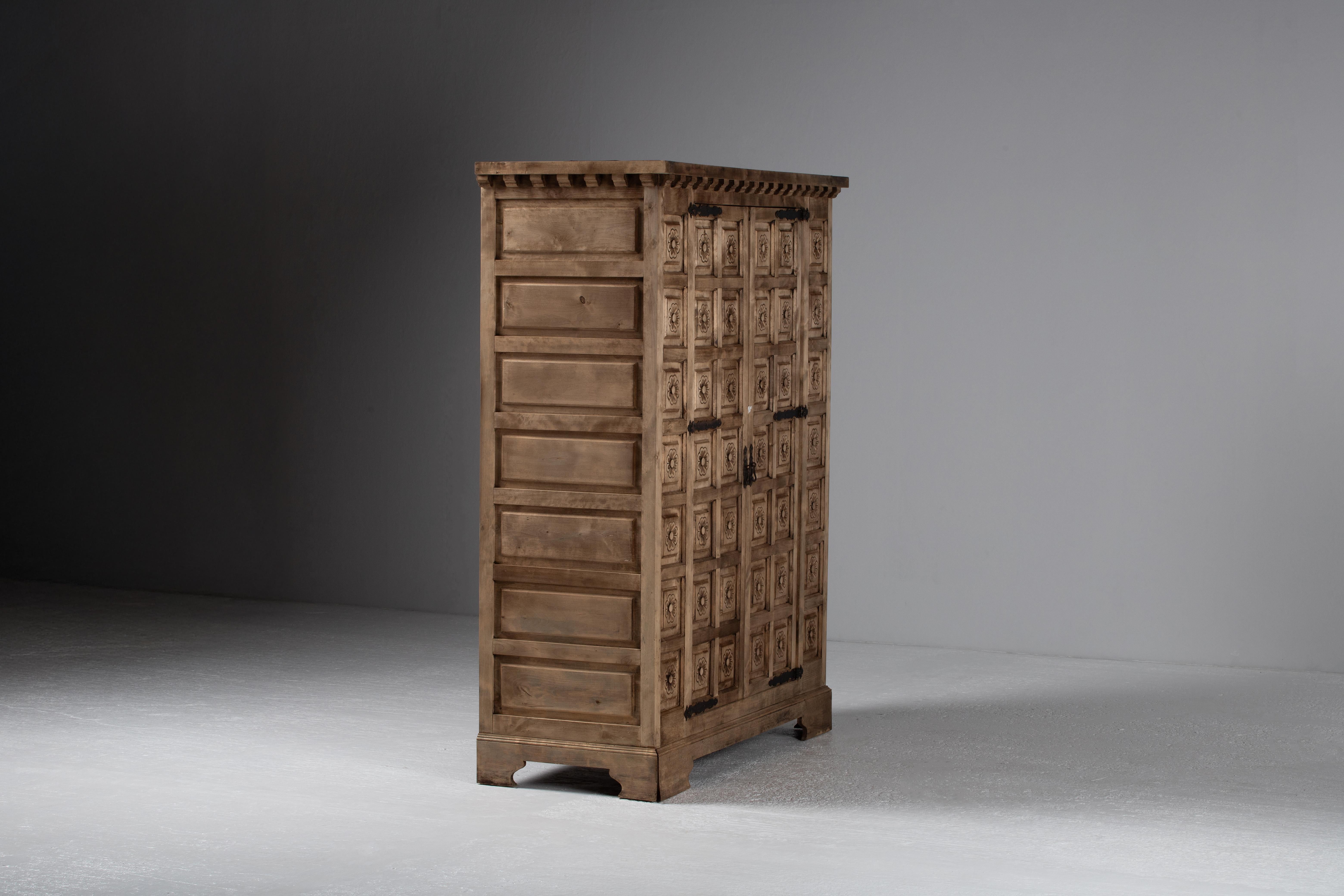 Cabinet in Carved Oak, Spain, 1940 In condizioni buone in vendita a Kaštel Sućurac, Splitsko-dalmatinska županija