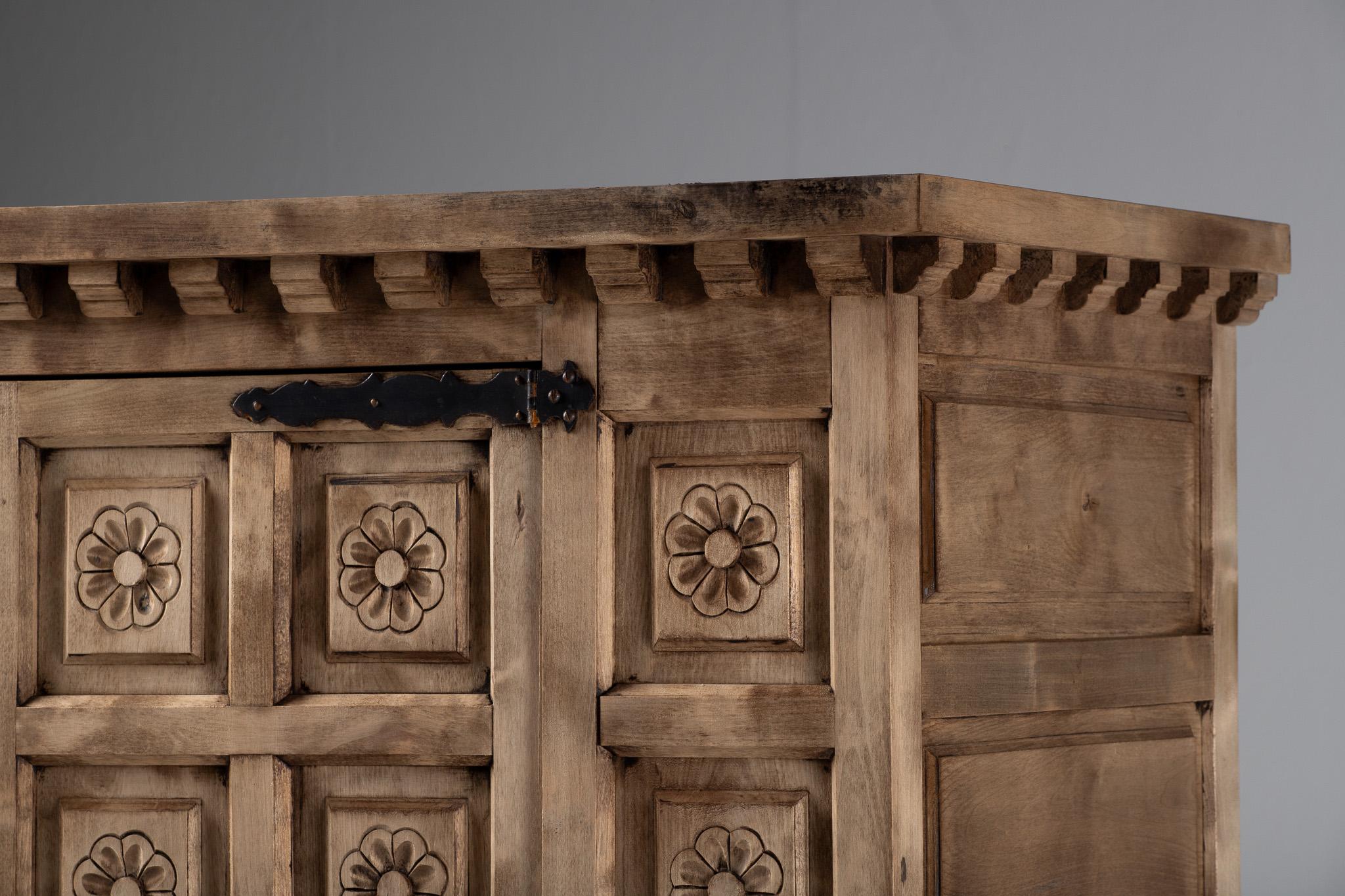 Metà XX secolo Cabinet in Carved Oak, Spain, 1940 in vendita
