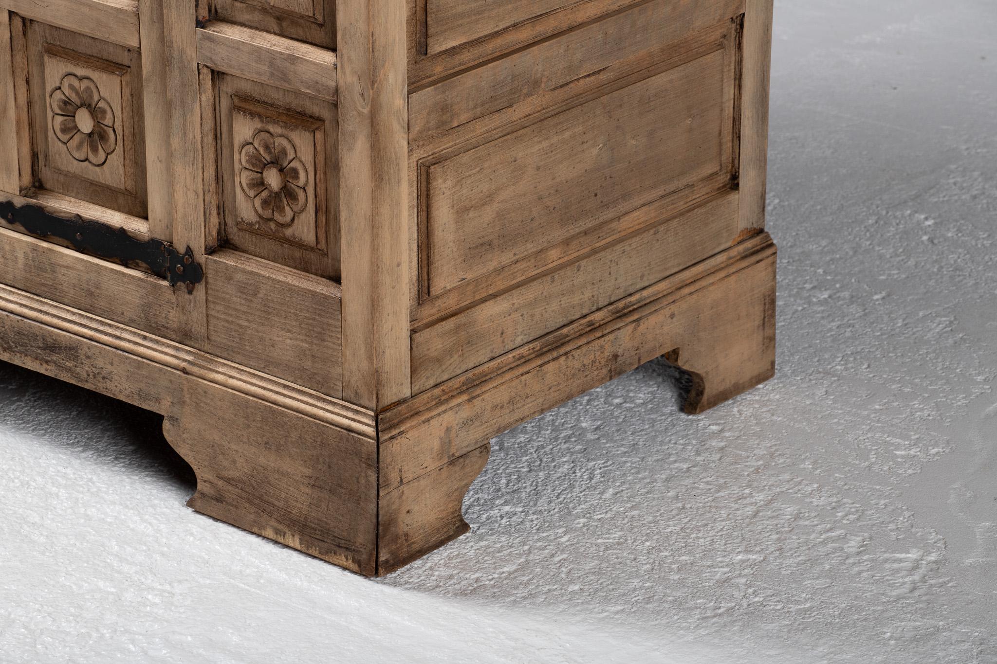 Cabinet in Carved Oak, Spain, 1940 in vendita 1