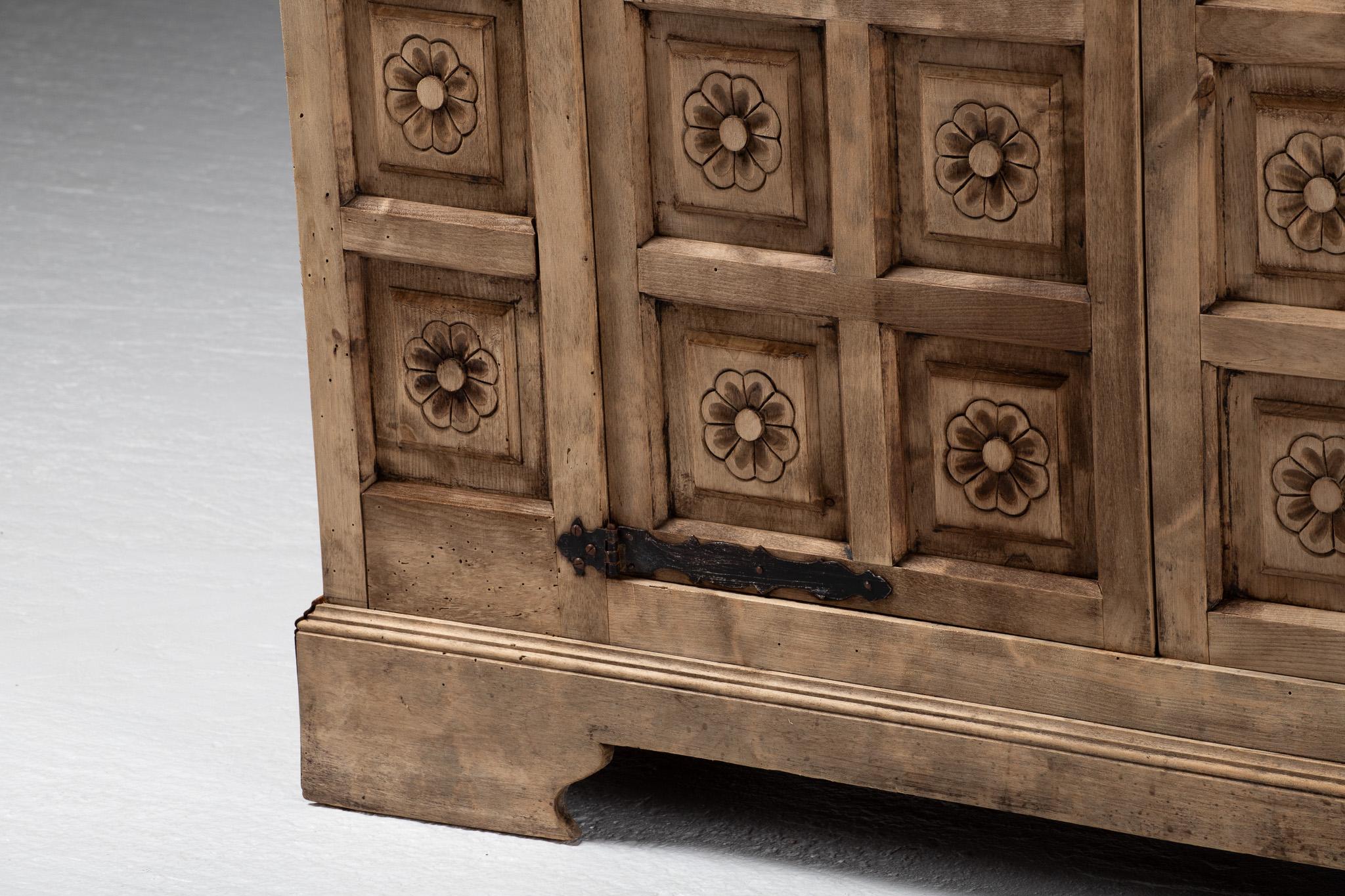 Cabinet in Carved Oak, Spain, 1940 in vendita 2