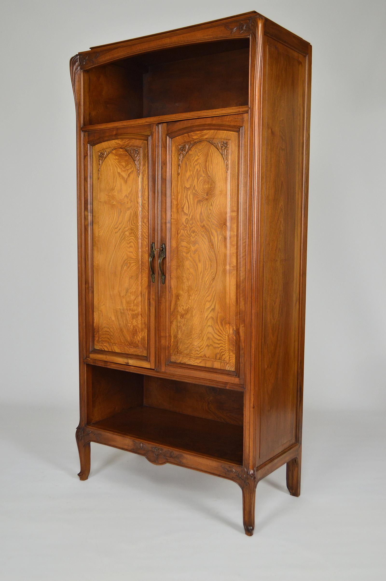 Beautiful bookcase / display cabinet / small wardrobe / showcase.

In carved walnut and carved elm on a floral theme (flowers).

Handles in bronze, very beautiful quality, on a floral theme (flowers).

Unsigned. For us it is certainly a