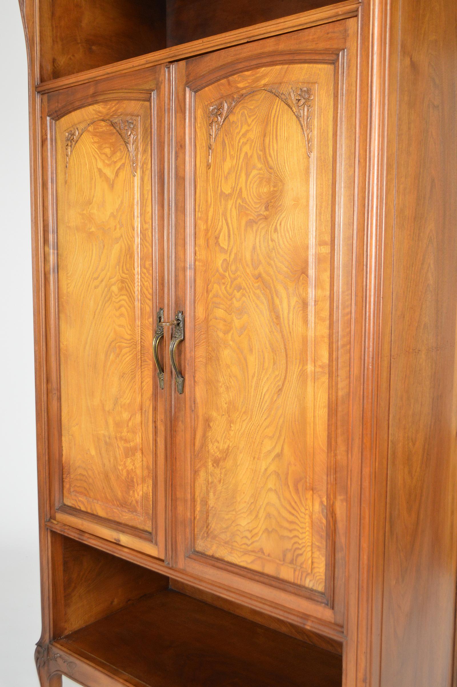 Cabinet in Carved Wood on a Floral Theme, Art Nouveau, France, circa 1905 2