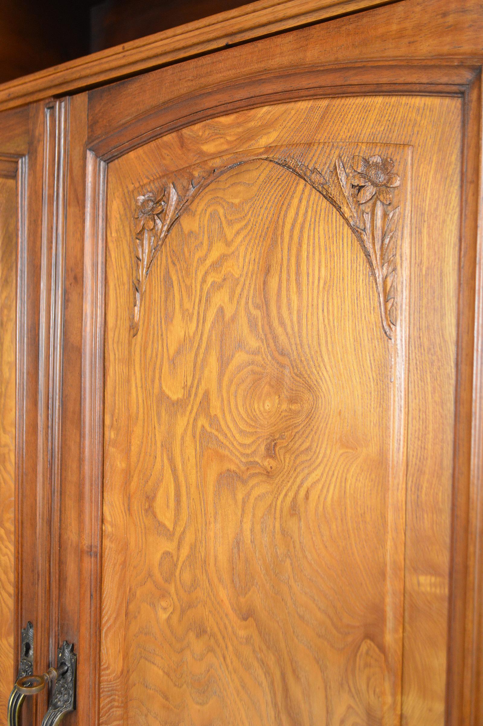 Cabinet in Carved Wood on a Floral Theme, Art Nouveau, France, circa 1905 3