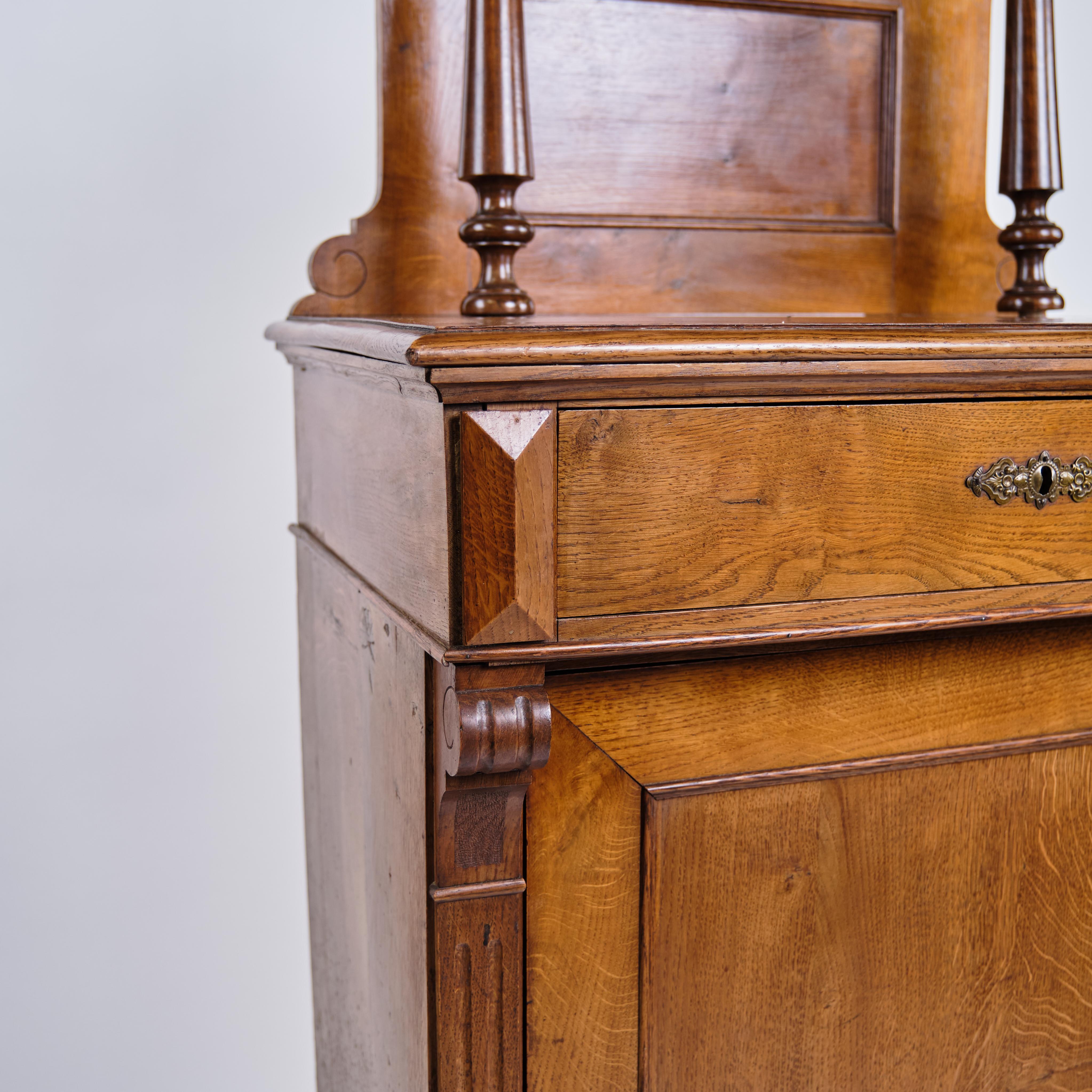 Renaissance Cabinet en acajou avec décoration et pieds ronds de 1880 en vente
