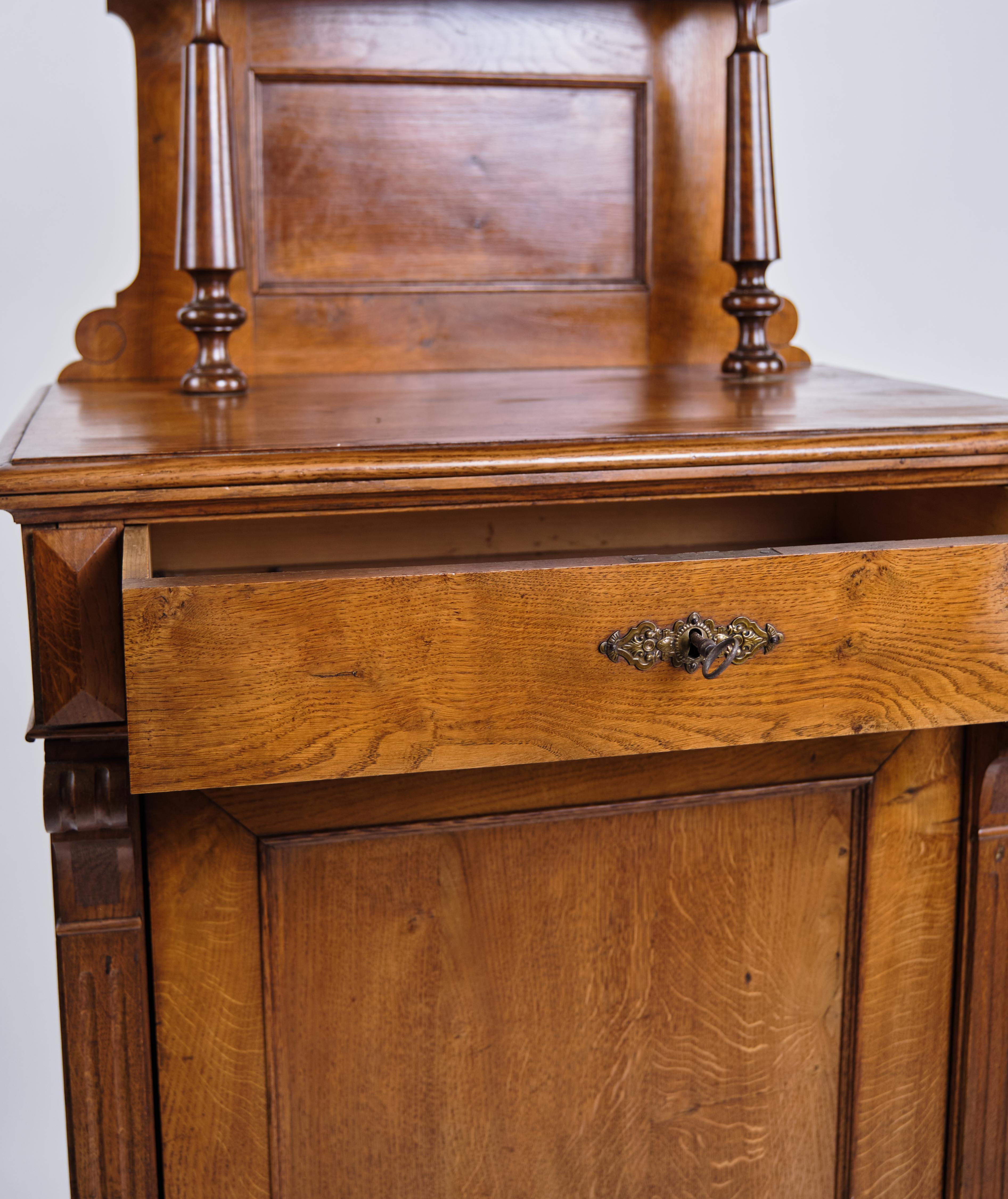 Danois Cabinet en acajou avec décoration et pieds ronds de 1880 en vente