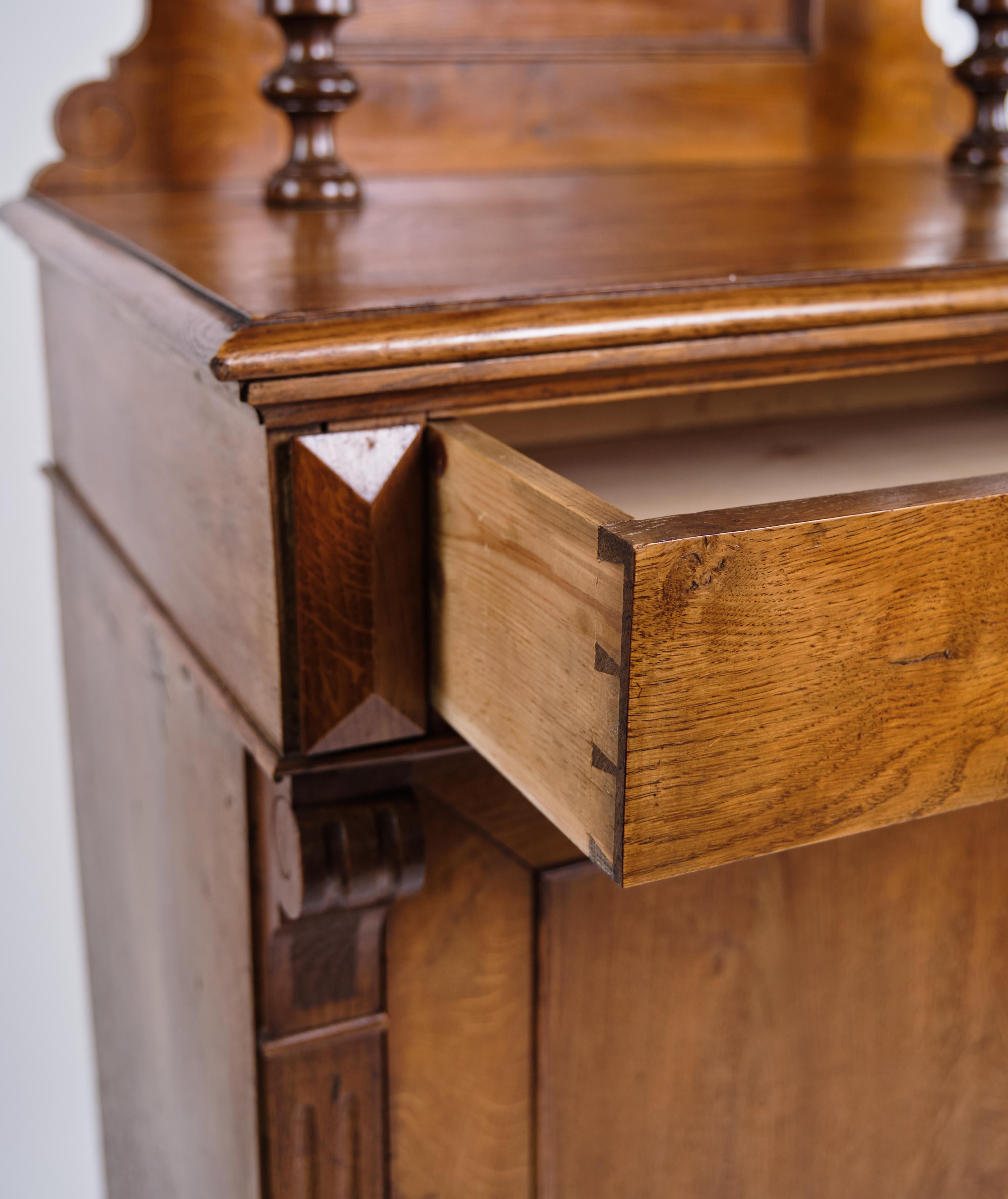 Cabinet en acajou avec décoration et pieds ronds de 1880 Bon état - En vente à Lejre, DK