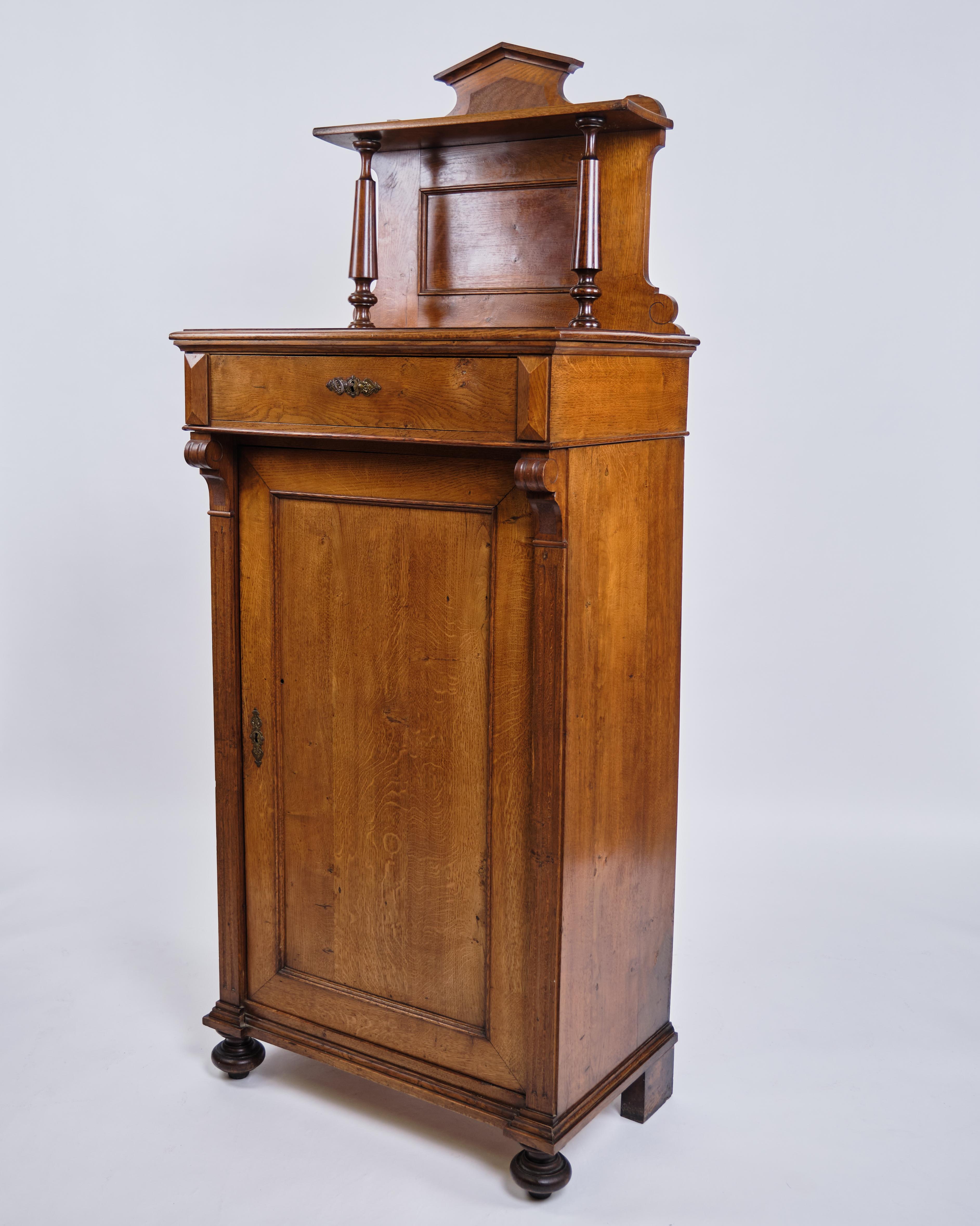 Fin du XIXe siècle Cabinet en acajou avec décoration et pieds ronds de 1880 en vente