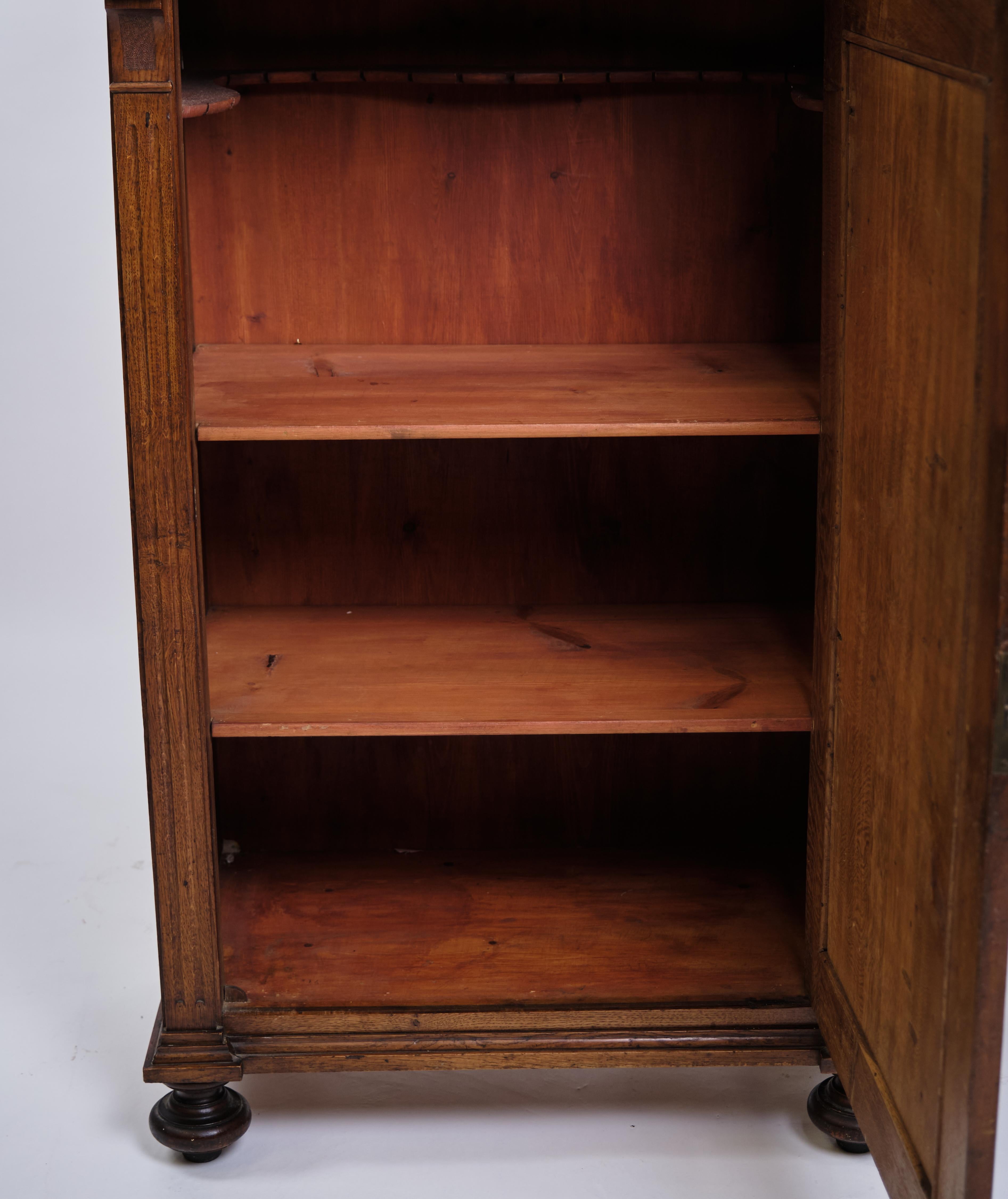 Acajou Cabinet en acajou avec décoration et pieds ronds de 1880 en vente