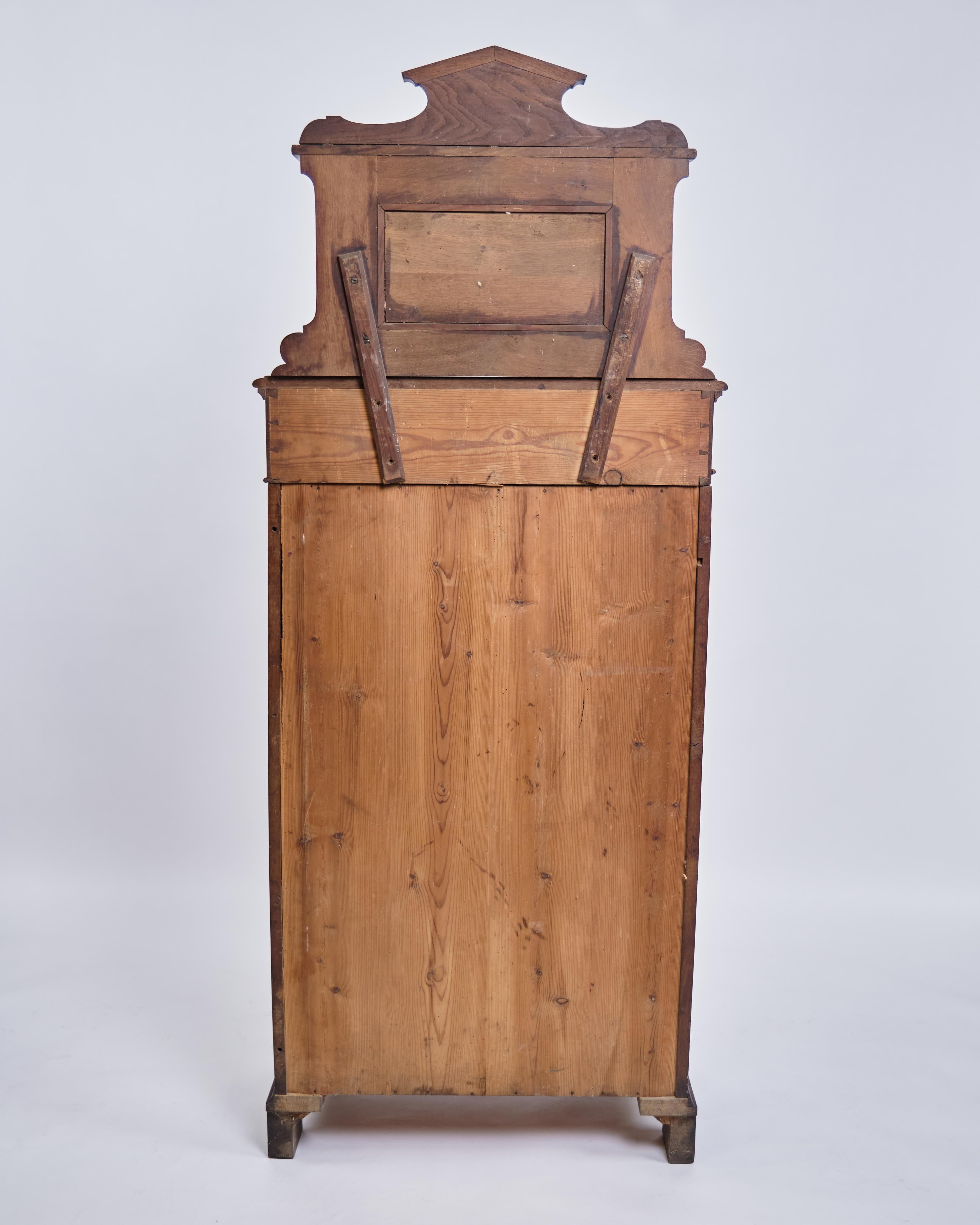 Cabinet en acajou avec décoration et pieds ronds de 1880 en vente 1