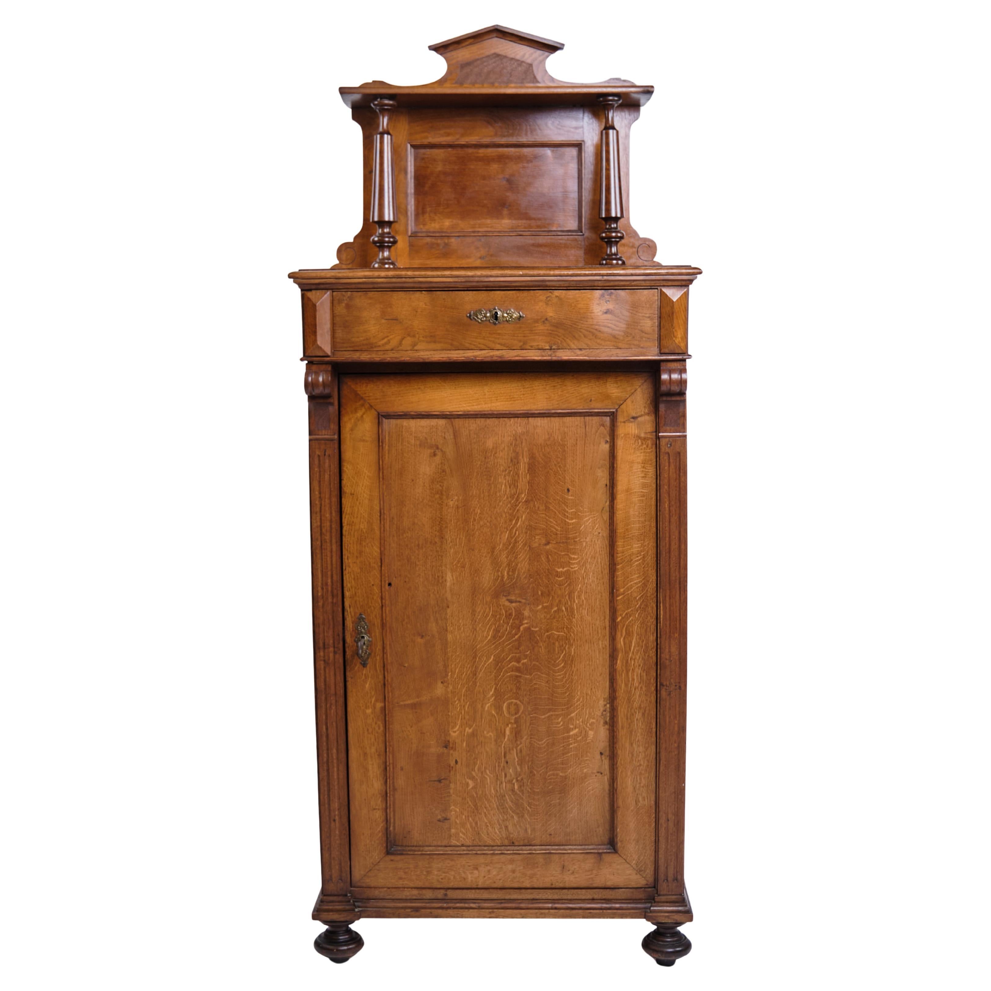 Cabinet en acajou avec décoration et pieds ronds de 1880 en vente