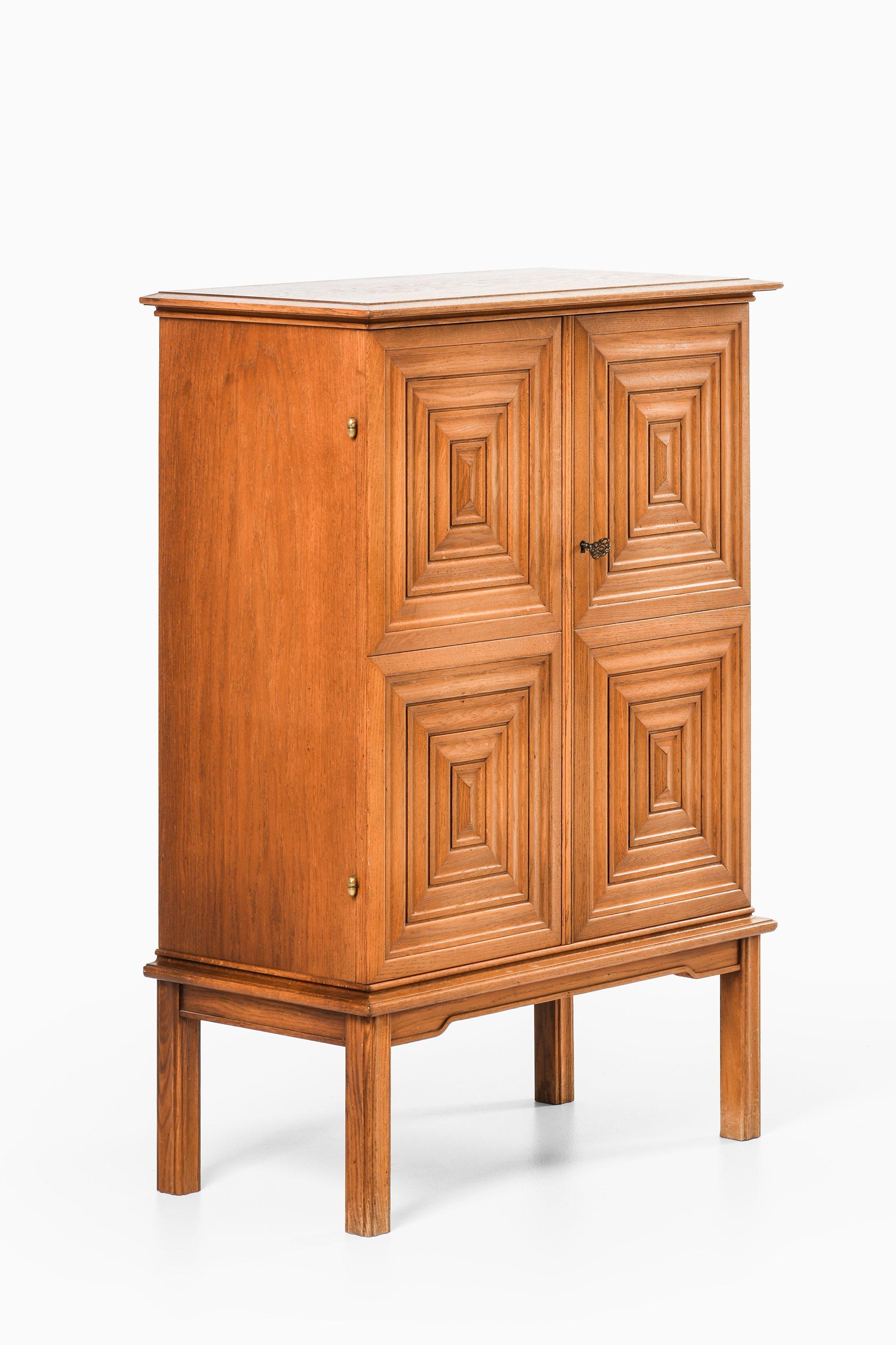 Mobile in Oak e ottone di Oscar Nilsson, anni '40

Informazioni aggiuntive:
Materiale: Oak e ottone
Stile: Metà secolo, Scandinavo
Prodotto da Svensk möbelindustri in Svezia
Dimensioni (L. x P. x H.): 83 x 41 x 116 cm