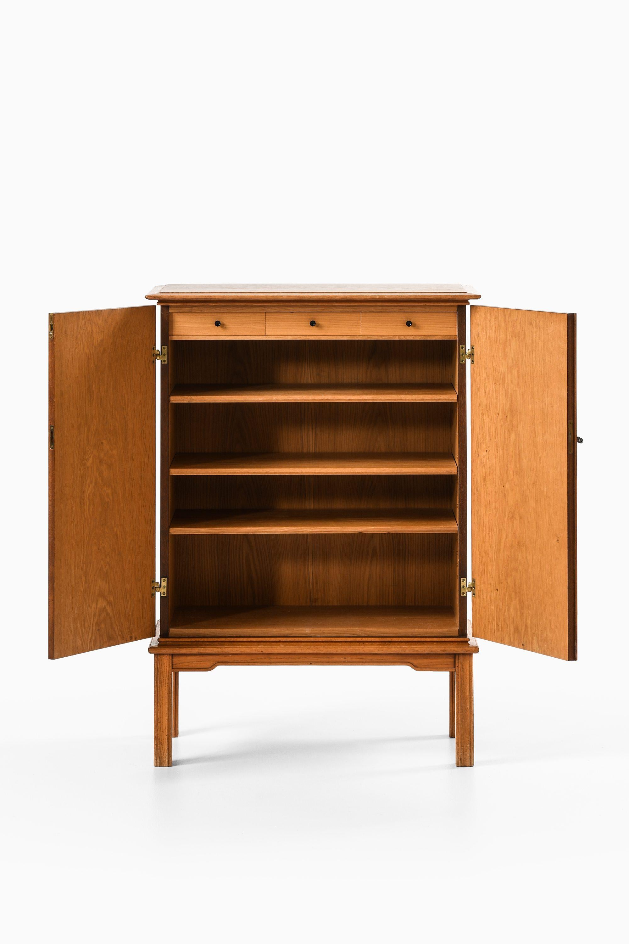 Mid-Century moderno Mobile in Oak e ottone di Oscar Nilsson, anni '40 in vendita