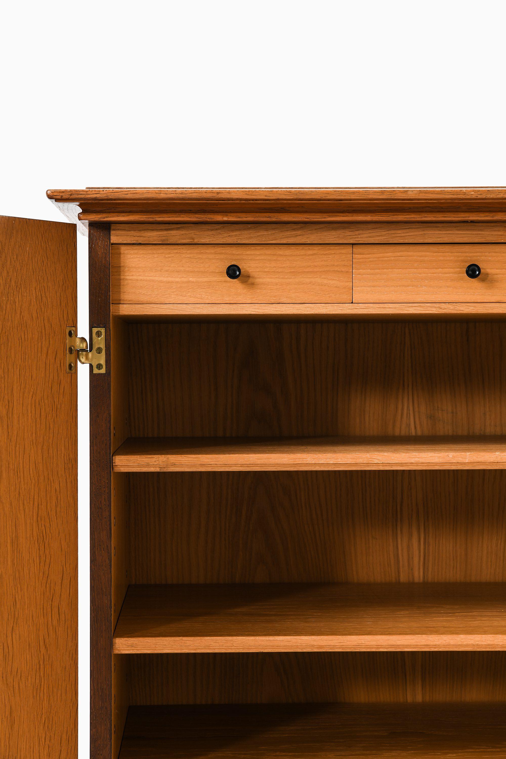 XX secolo Mobile in Oak e ottone di Oscar Nilsson, anni '40 in vendita