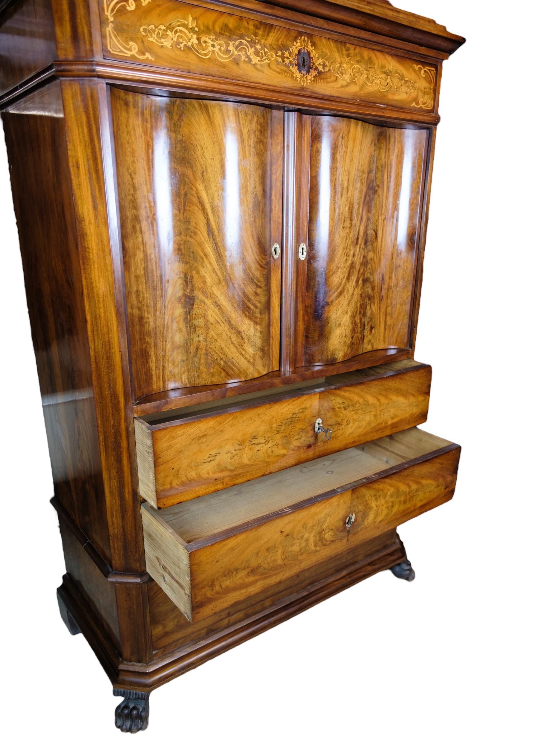 Large cabinet of polished mahogany and walnut decorated with intarsia, drawers at the bottom and doors with internal shelf from around the year 1880.
Measurements in cm: H:170 W:105 D:47