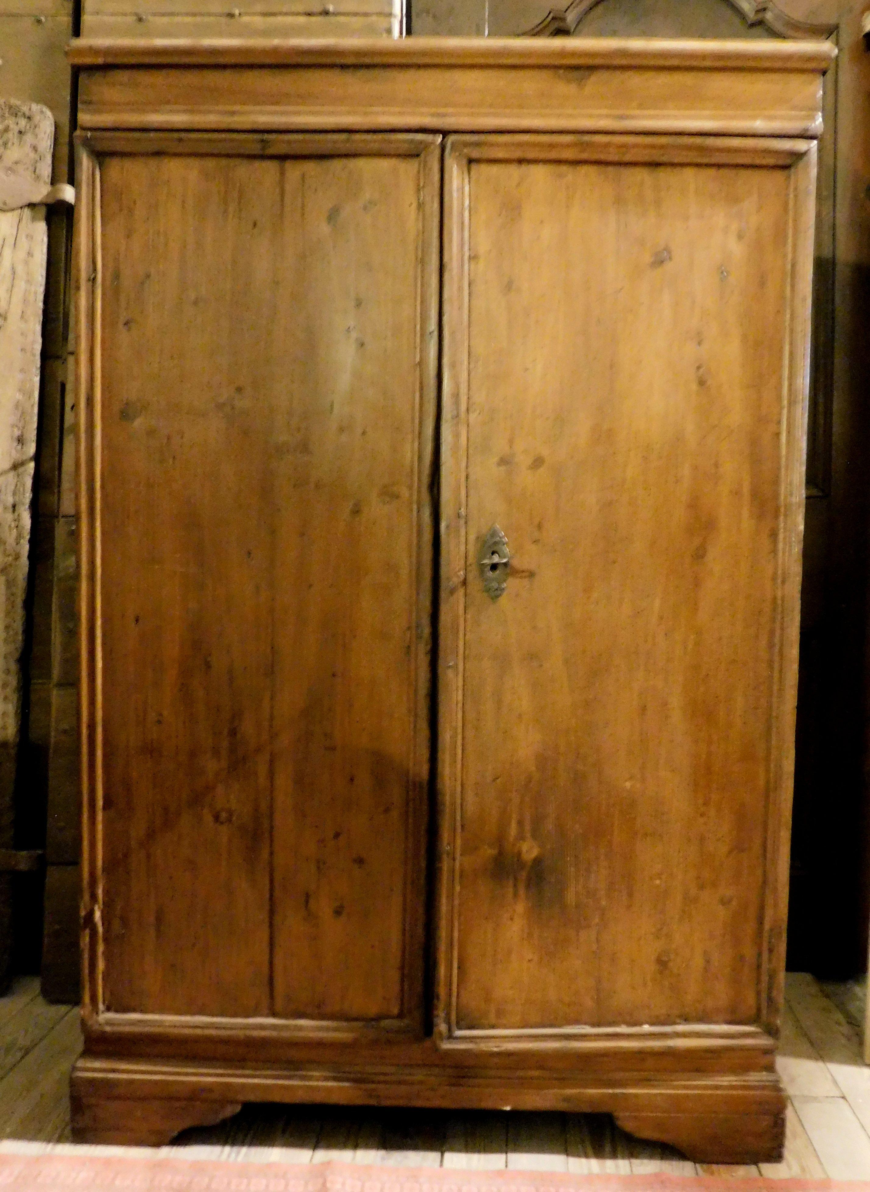 Antique cabinet in poplar, hand-carved in an elegantly simple style, has 2 large doors with internal shelves, built in the middle of the 18th century in Italy (from Piedmont). maximum size cm w 108 x H 163 x P. 40, ideal for storing clothes, in a