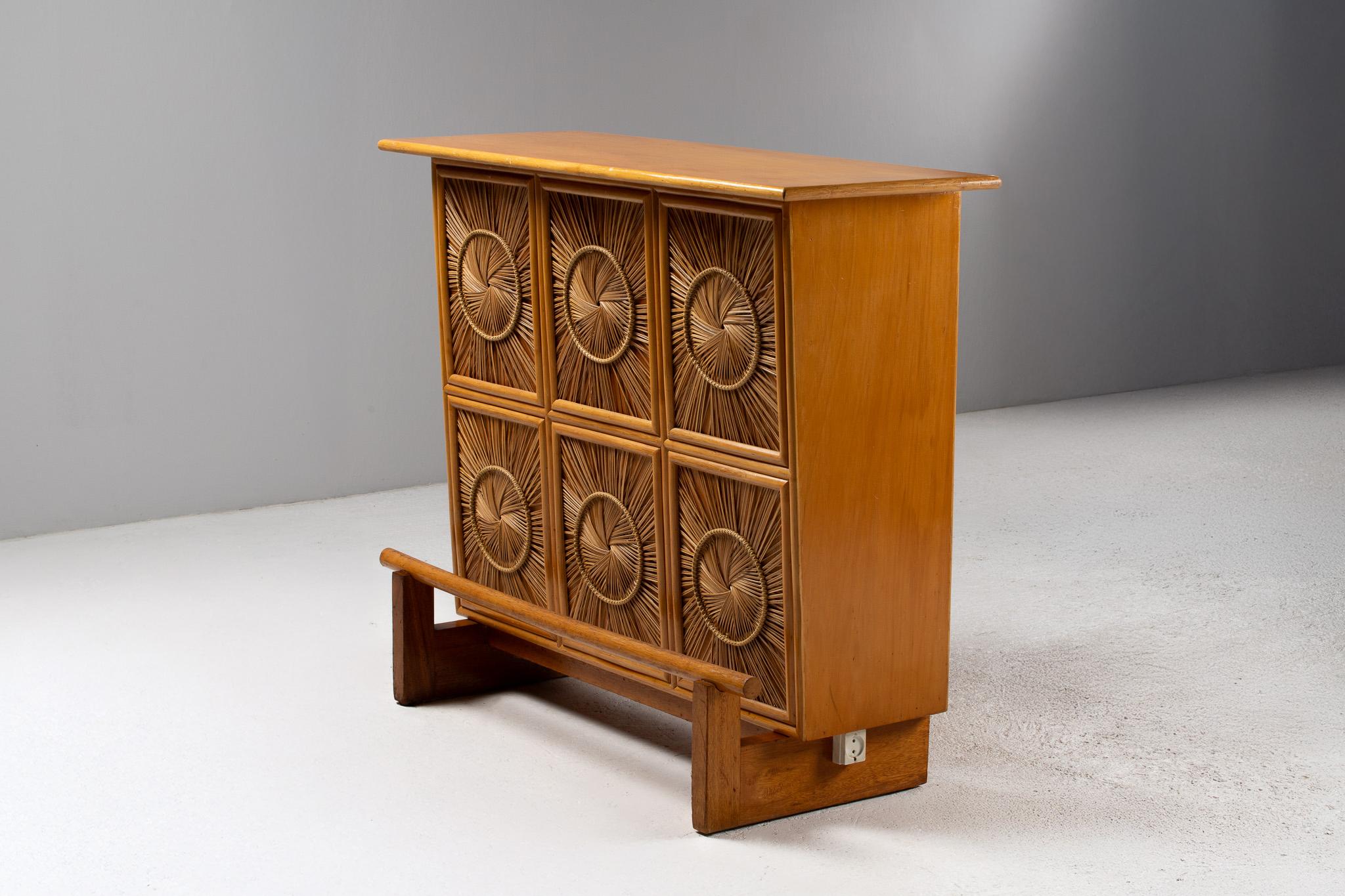 Schrank aus Stroh-Marketerie und Holz, Frankreich, 1950er Jahre (20. Jahrhundert) im Angebot