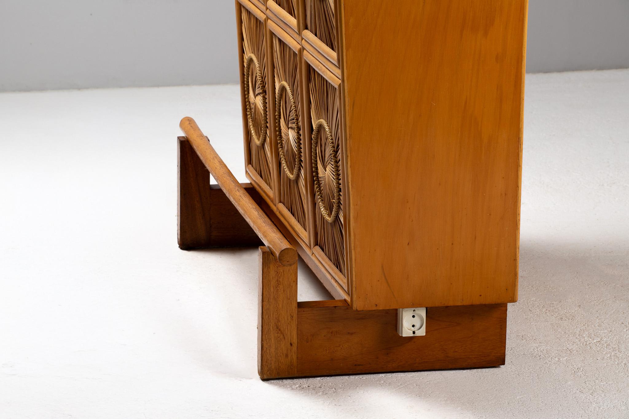 Schrank aus Stroh-Marketerie und Holz, Frankreich, 1950er Jahre im Angebot 1
