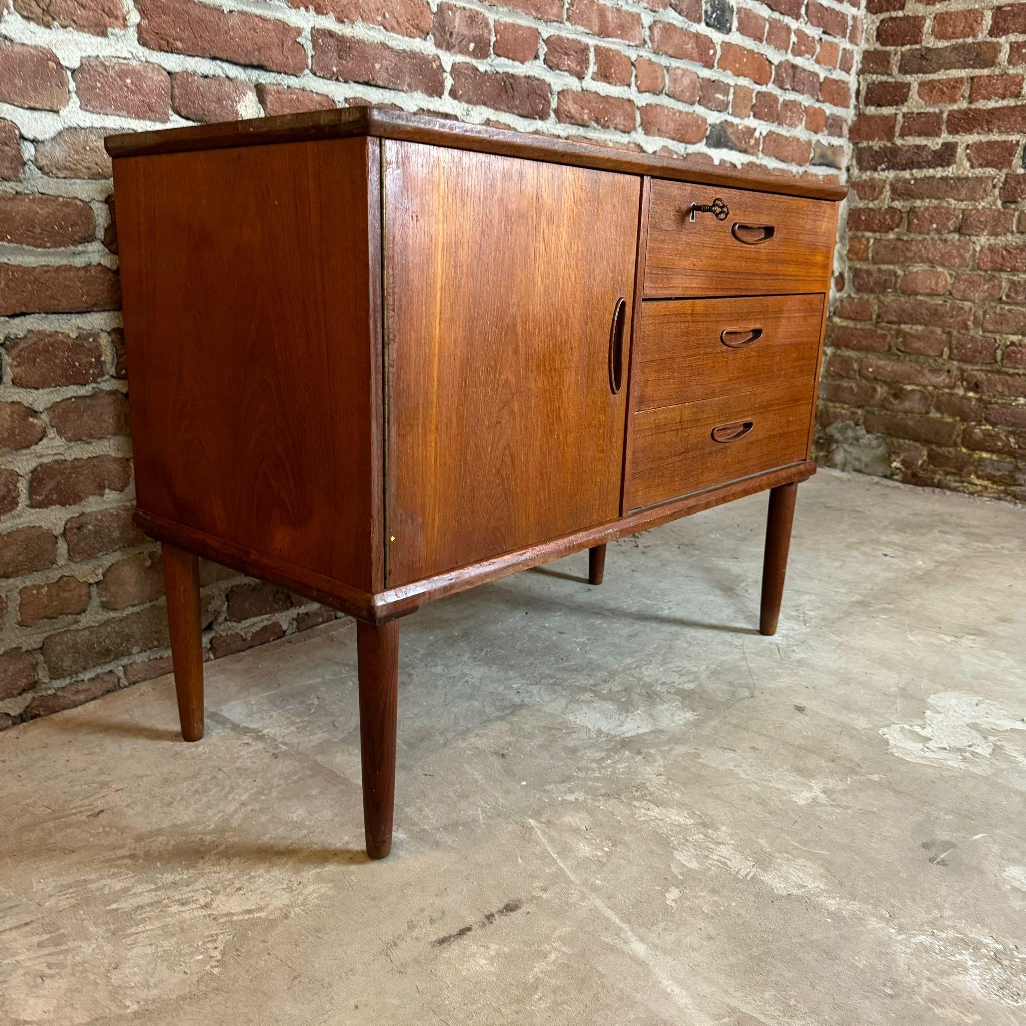 Danois Armoire en teck, Danemark 1960 en vente