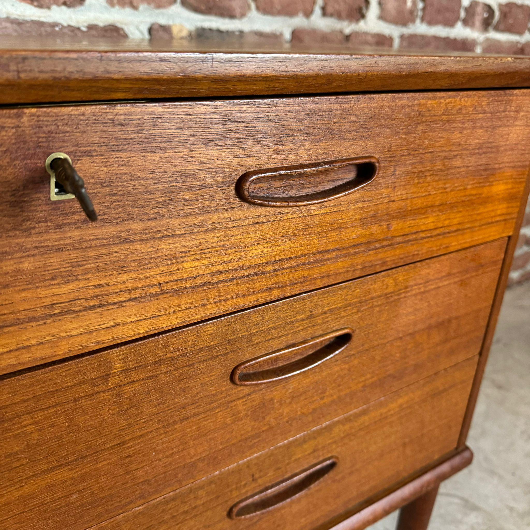Armoire en teck, Danemark 1960 Bon état - En vente à Torino, IT