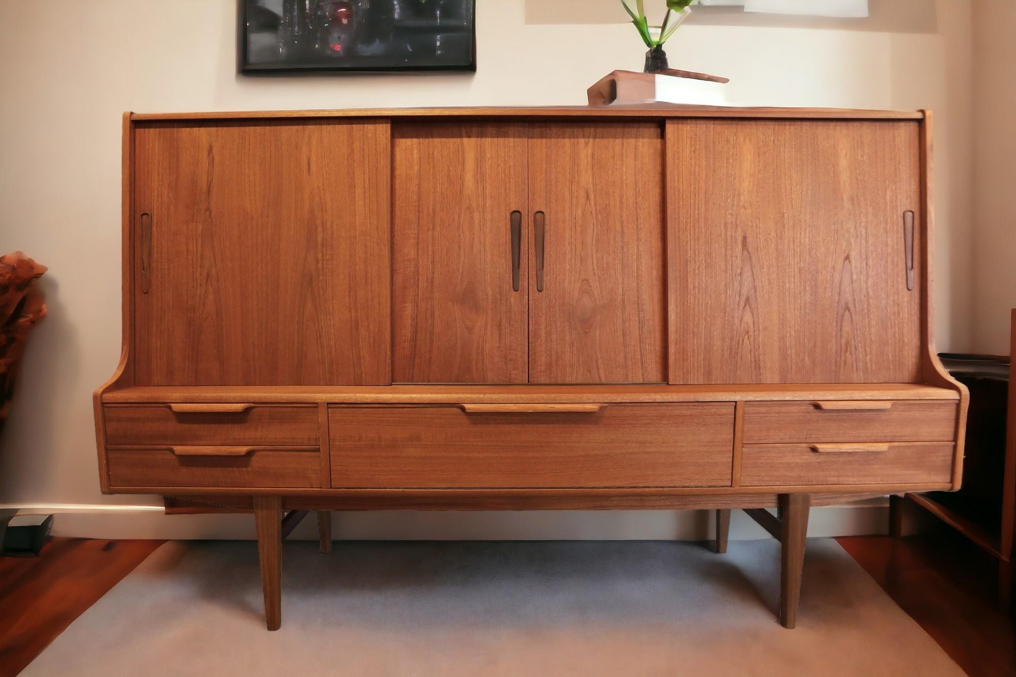 Meuble de rangement en teck avec portes coulissantes et meuble de bar de Silkeborg, années 1960 en vente 8