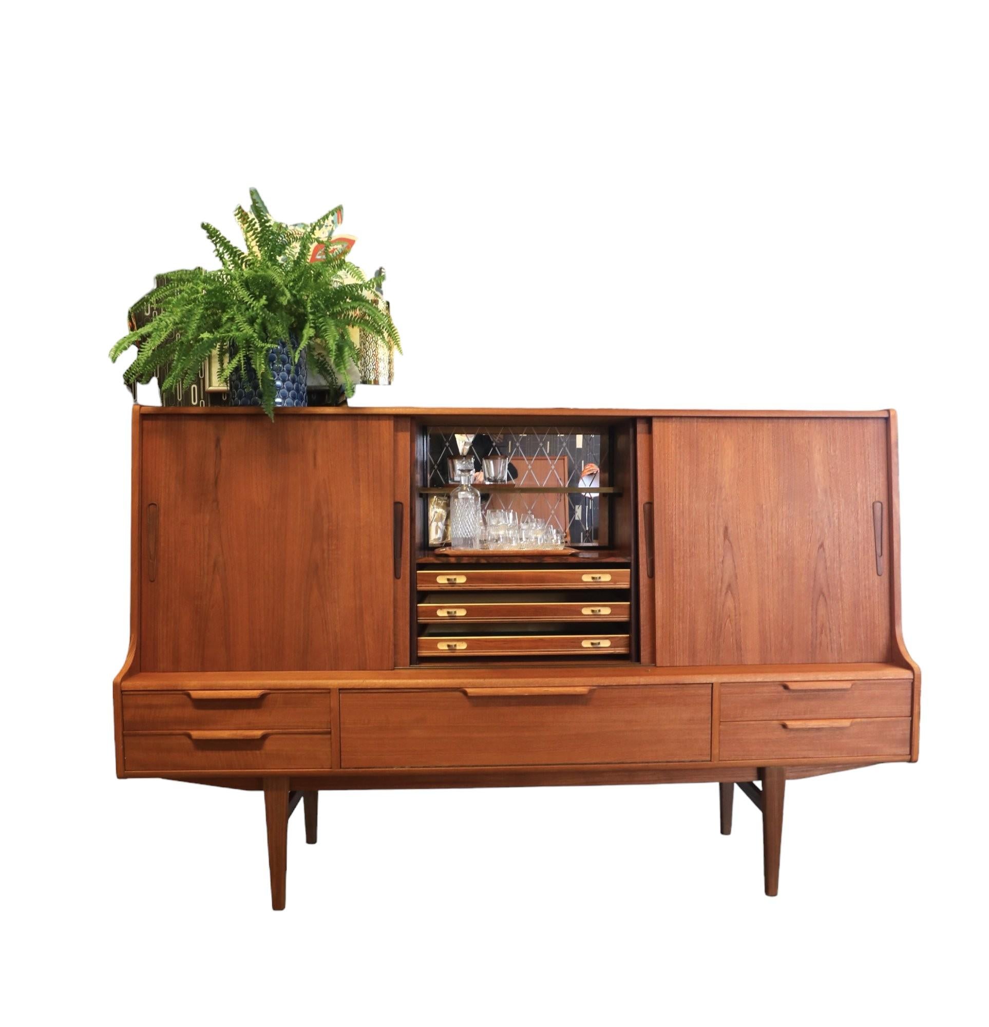 Une fantastique armoire danoise dont on ne se lasse pas ! Voyez tous les détails et l'ensemble sur les photos et profitez-en !

L'armoire est fabriquée en ES Møbler Silkeborg modèle no. 87 et possède quatre portes coulissantes avec des poignées