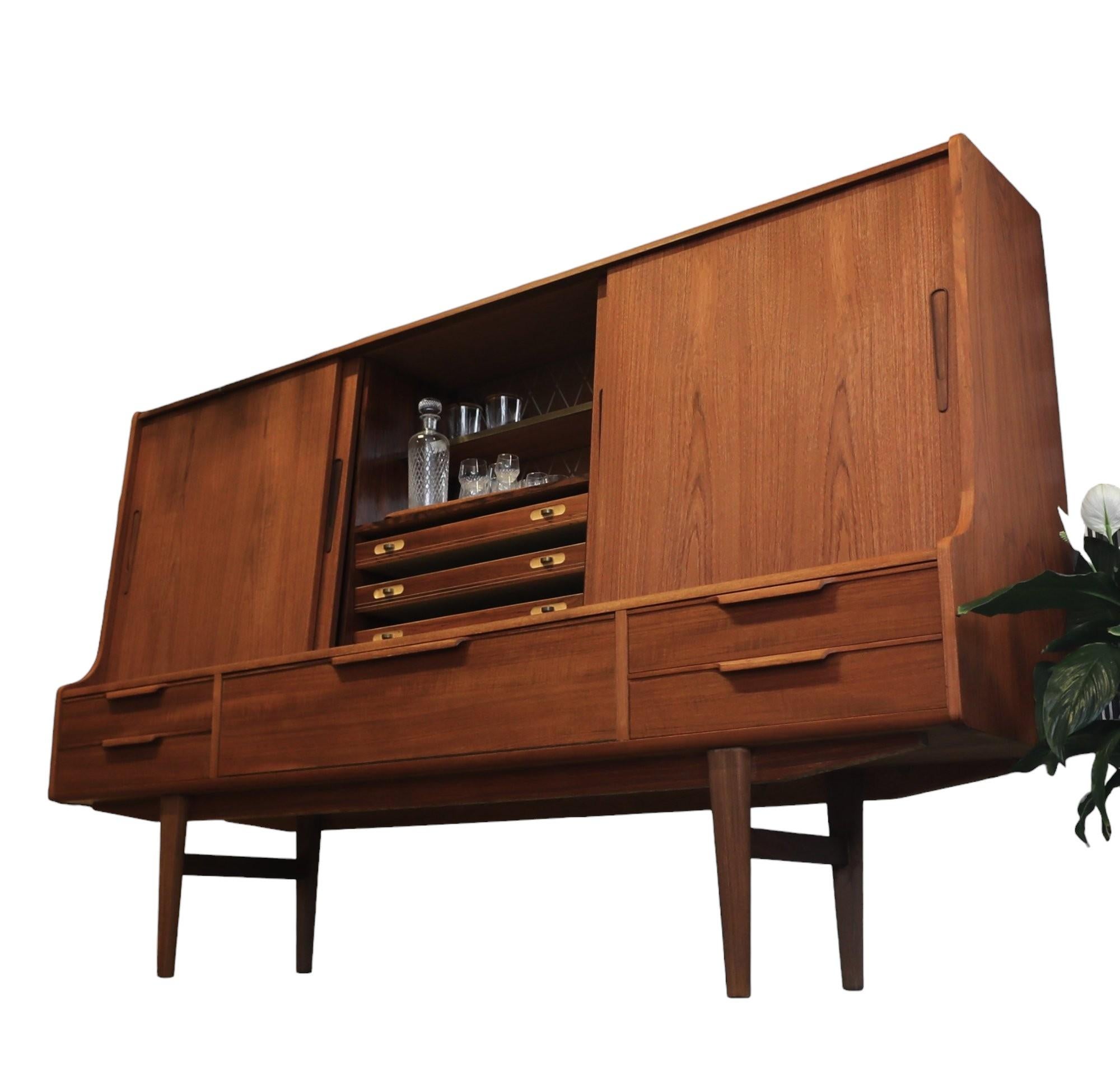 Scandinave moderne Meuble de rangement en teck avec portes coulissantes et meuble de bar de Silkeborg, années 1960 en vente