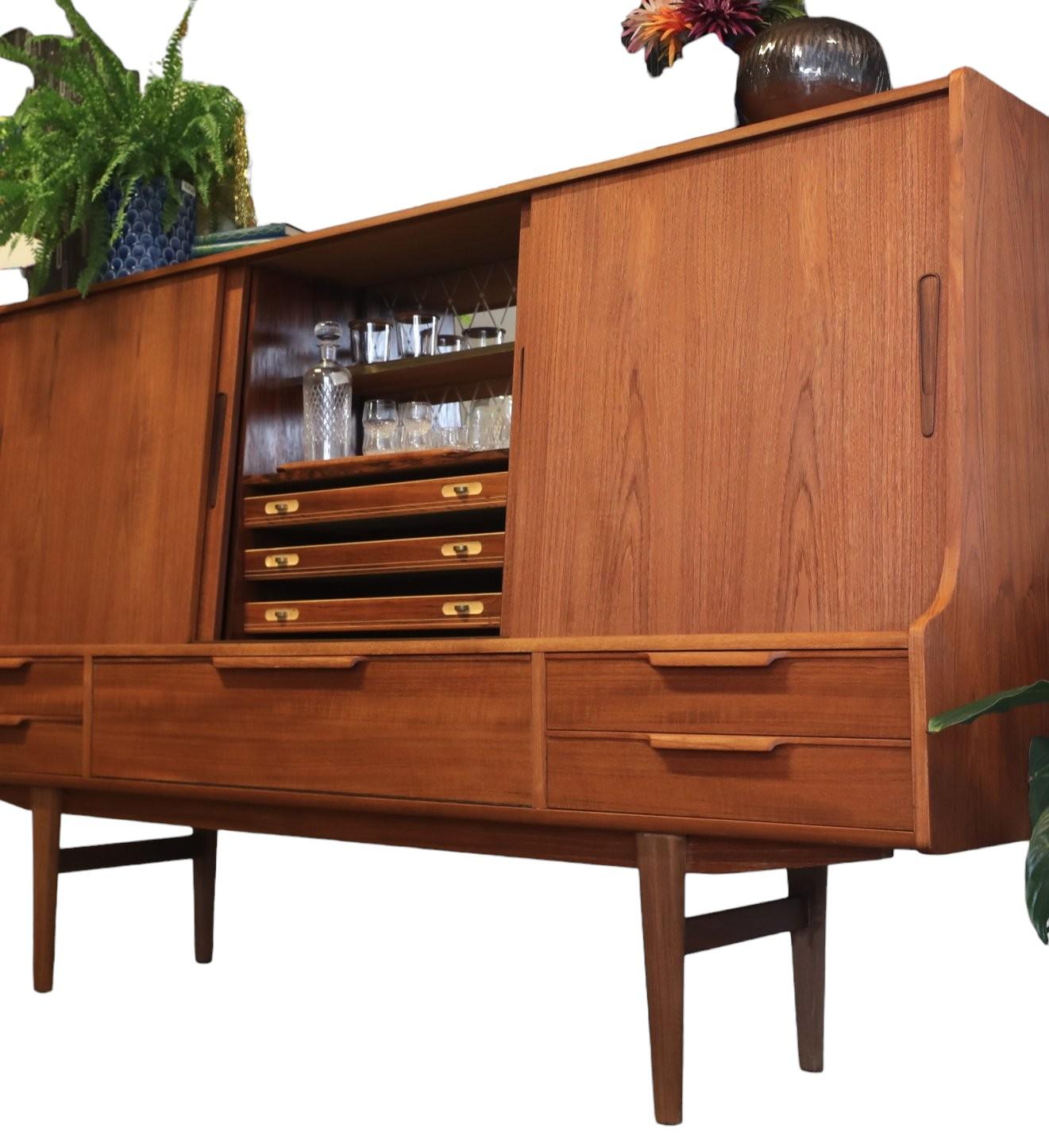 Danois Meuble de rangement en teck avec portes coulissantes et meuble de bar de Silkeborg, années 1960 en vente