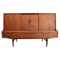 Armario de teca con puertas correderas y mueble bar de Silkeborg, años 60
