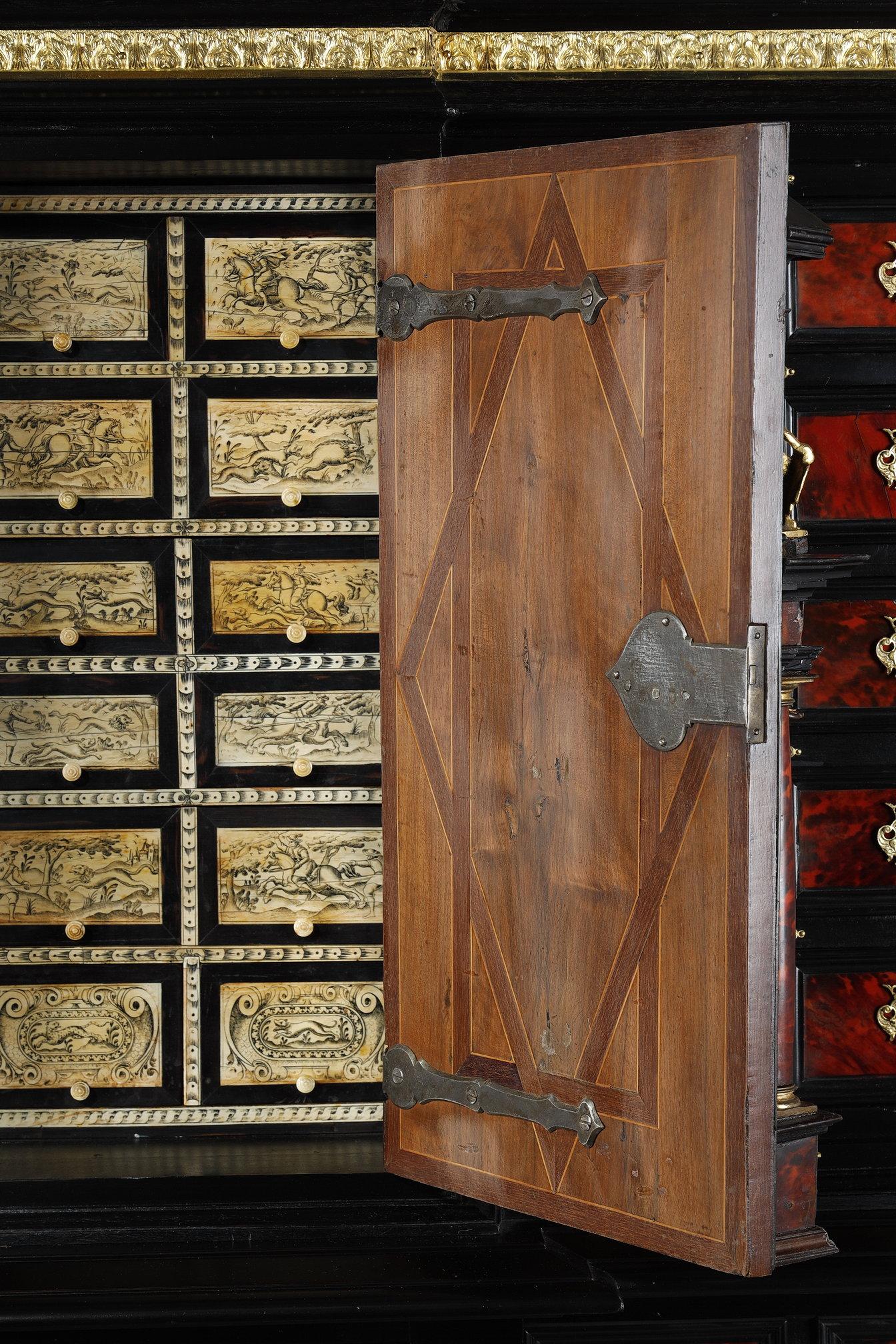 Armadietto in stile fiammingo del XVII secolo in vendita 7
