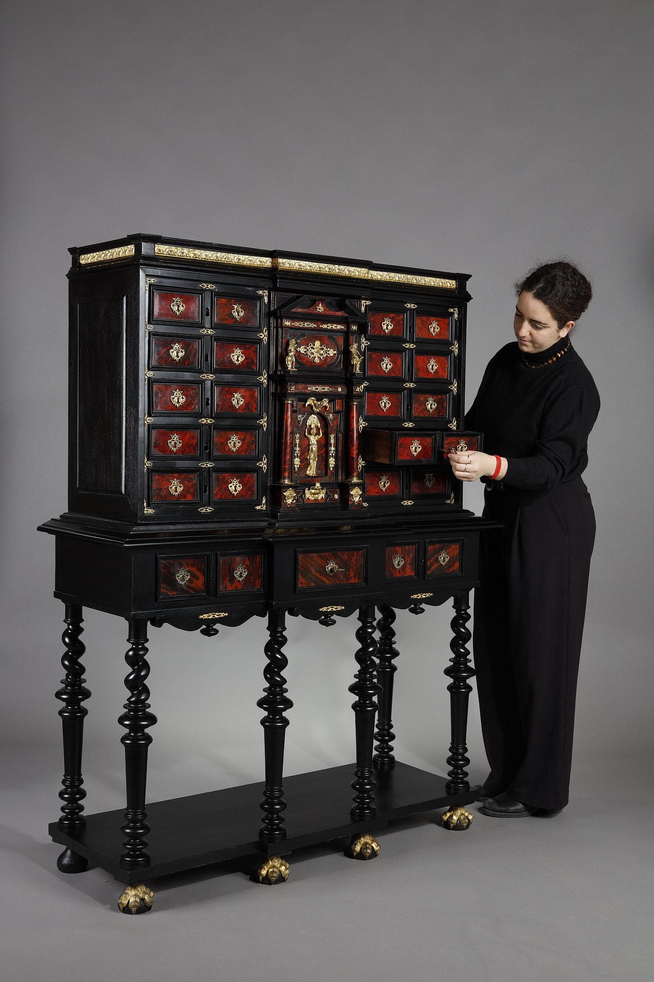 Francese Armadietto in stile fiammingo del XVII secolo in vendita
