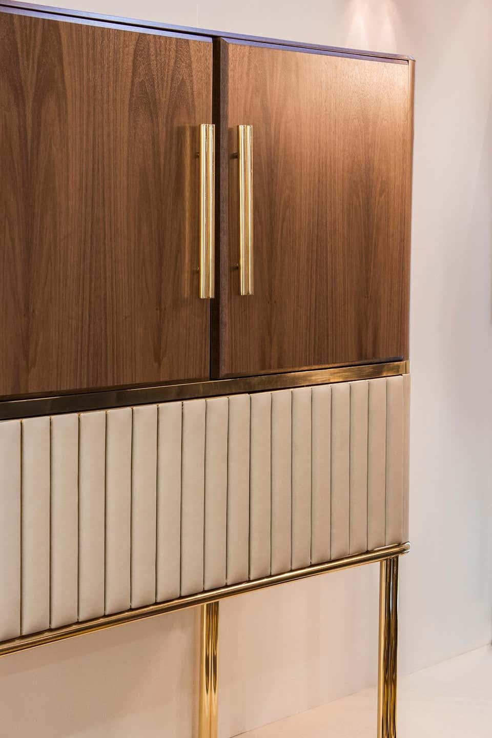 Mobile in noce.

Materiali: legno di noce, pelle beige e ottone lucido
Misure: Altezza 59,06 pollici (150 cm)
Larghezza 20,48 pollici (52 cm)
Profondità 55,12 pollici (140 cm)

Hepburn può essere utilizzato come mobile per bevande, adatto a un