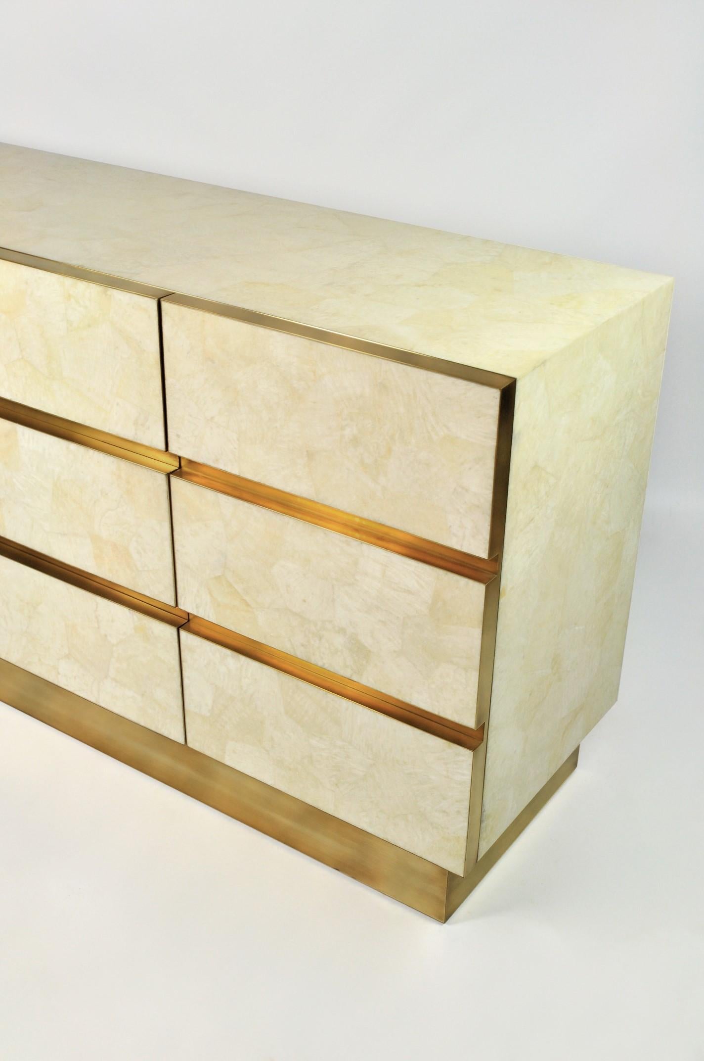 Armario de cristal de roca blanca y latón by Ginger Brown Siglo XXI y contemporáneo en venta