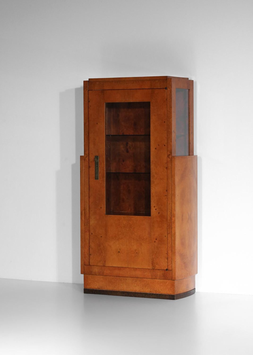 Art Deco display cabinet from the 1930s by French designer André Sornay. Frame made of solid wood and veneer. A large glass door opens onto two glass shelves and one wooden one. Simple and elegant design with beautiful craftsmanship details. Very
