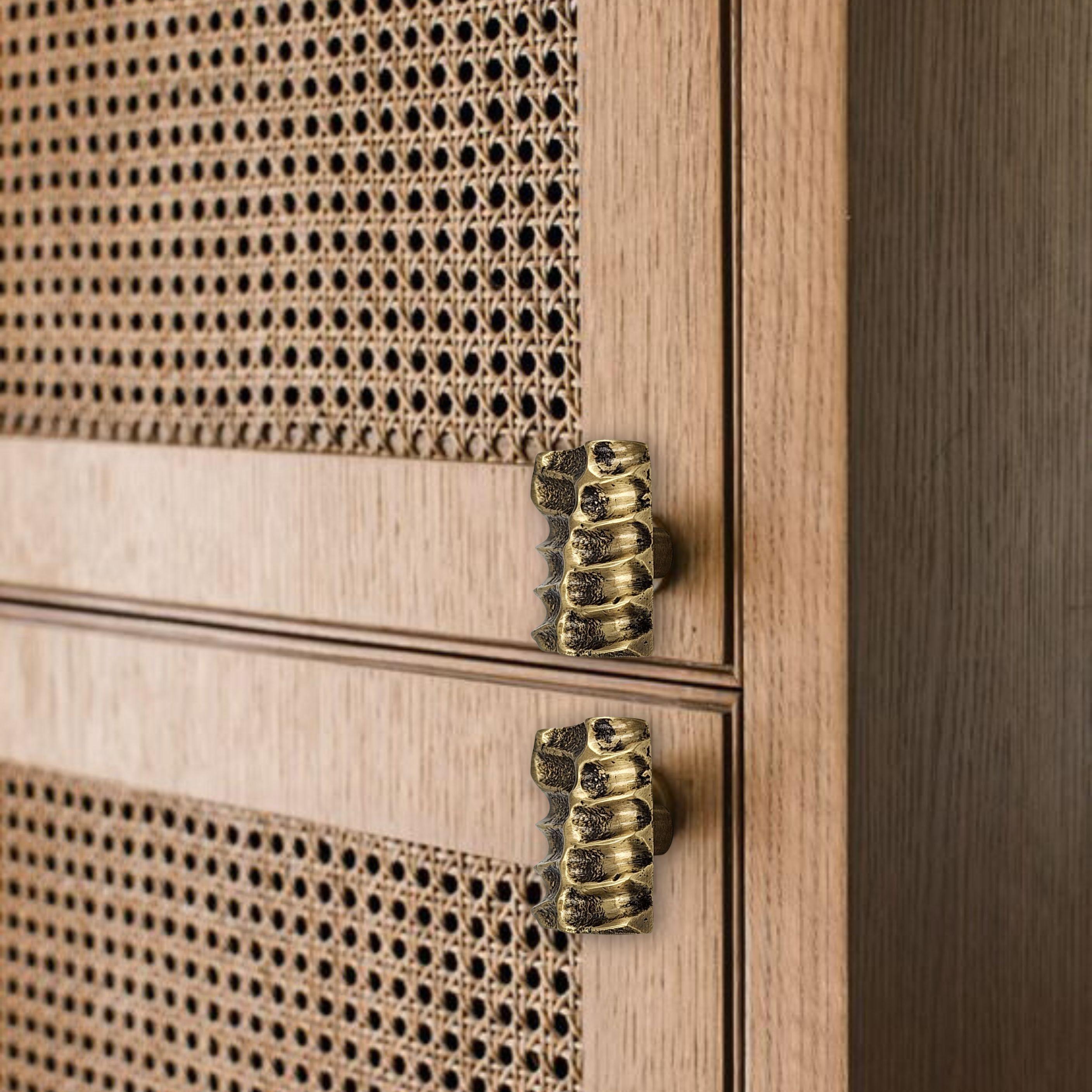 This solid brass cabinet knob belongs to the Earth Prints collection, inspired by natural rhythms and irregular textures. Cast using traditional foundry methods, it features a square format measuring 4.5 x 4.5 cm.

Its surface displays a series of