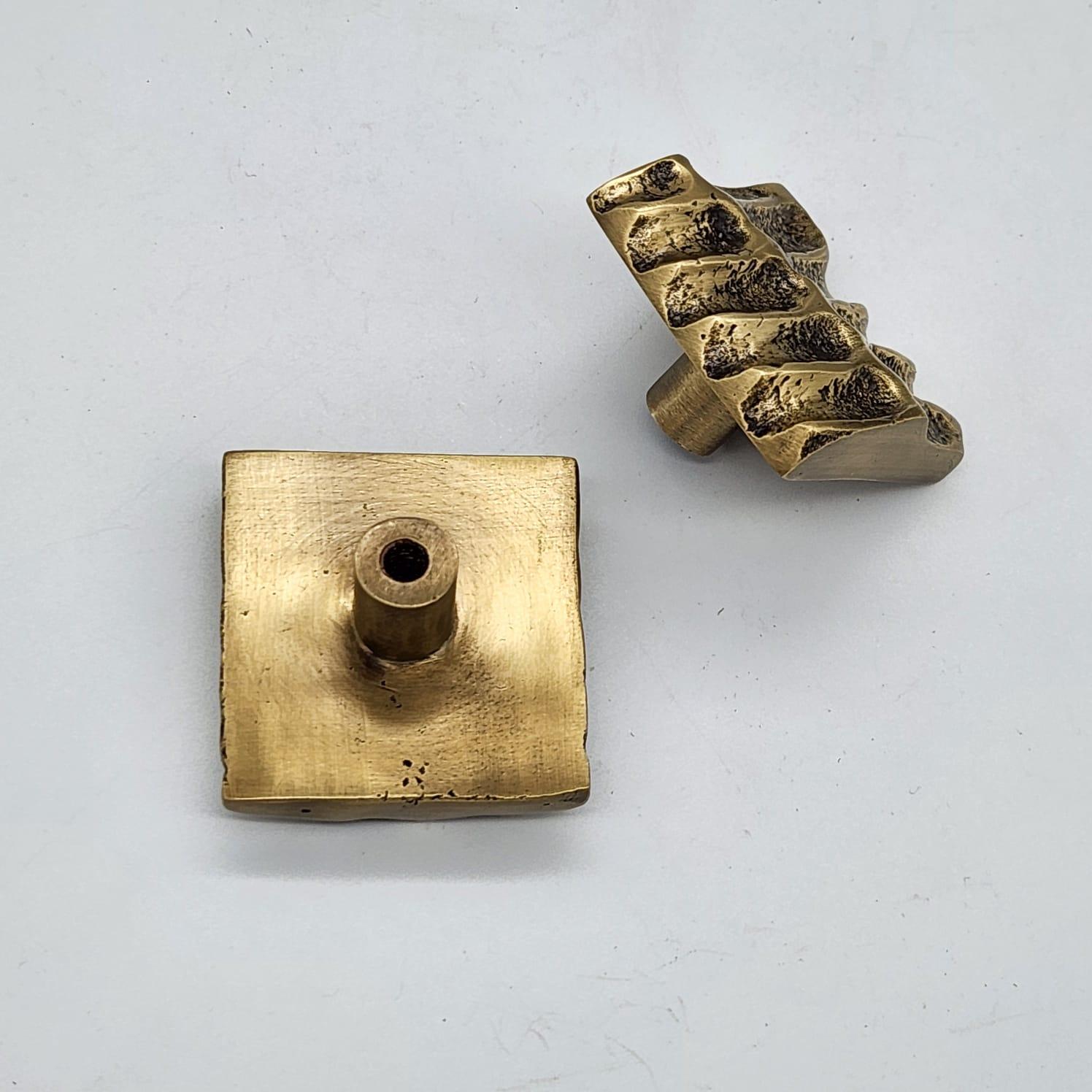 This solid brass cabinet knob belongs to the Earth Prints collection, inspired by natural rhythms and irregular textures. Cast using traditional foundry methods, it features a square format measuring 4.5 x 4.5 cm.

Its surface displays a series of